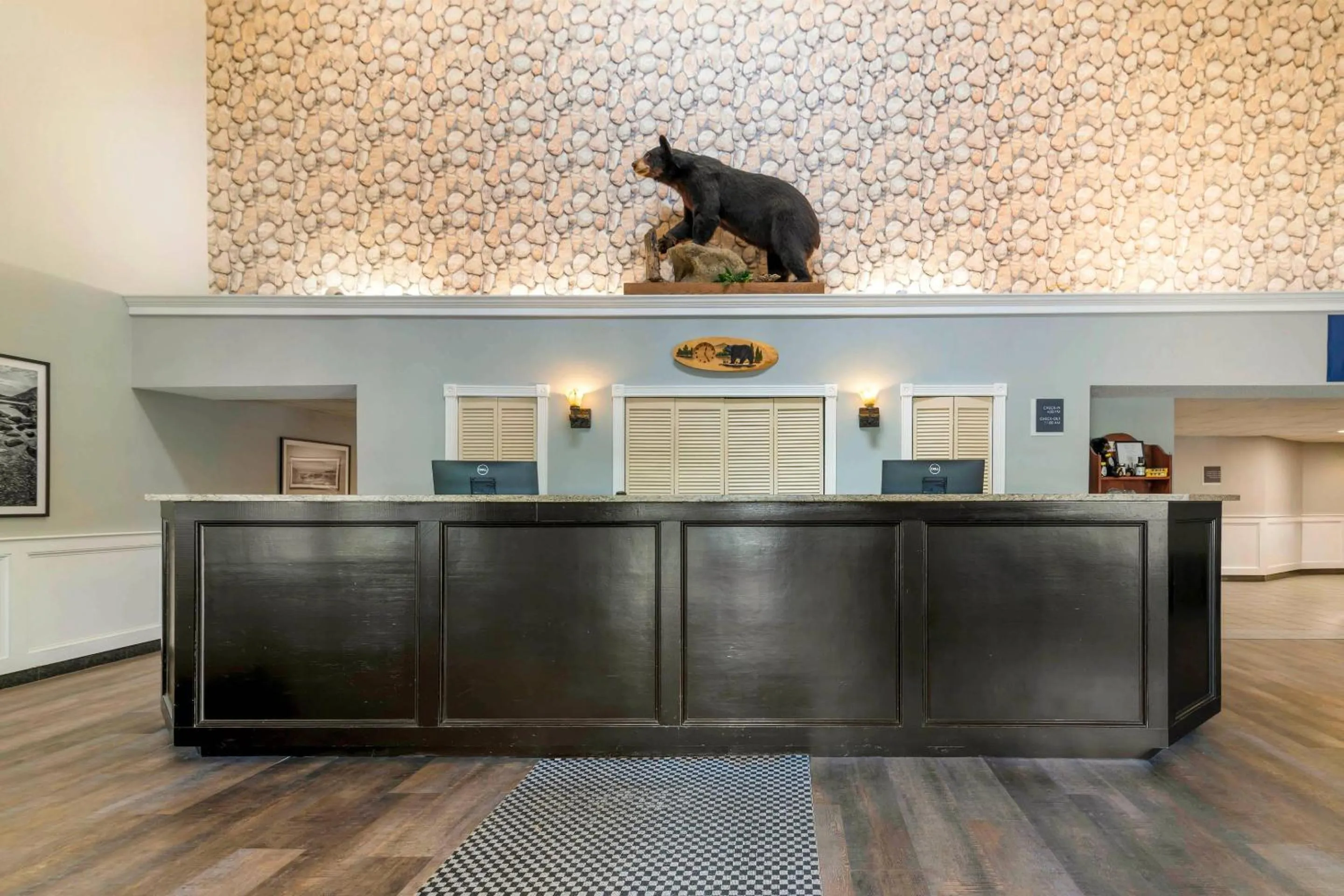 Lobby or reception in Black Bear Inn, an Ascend Collection Hotel