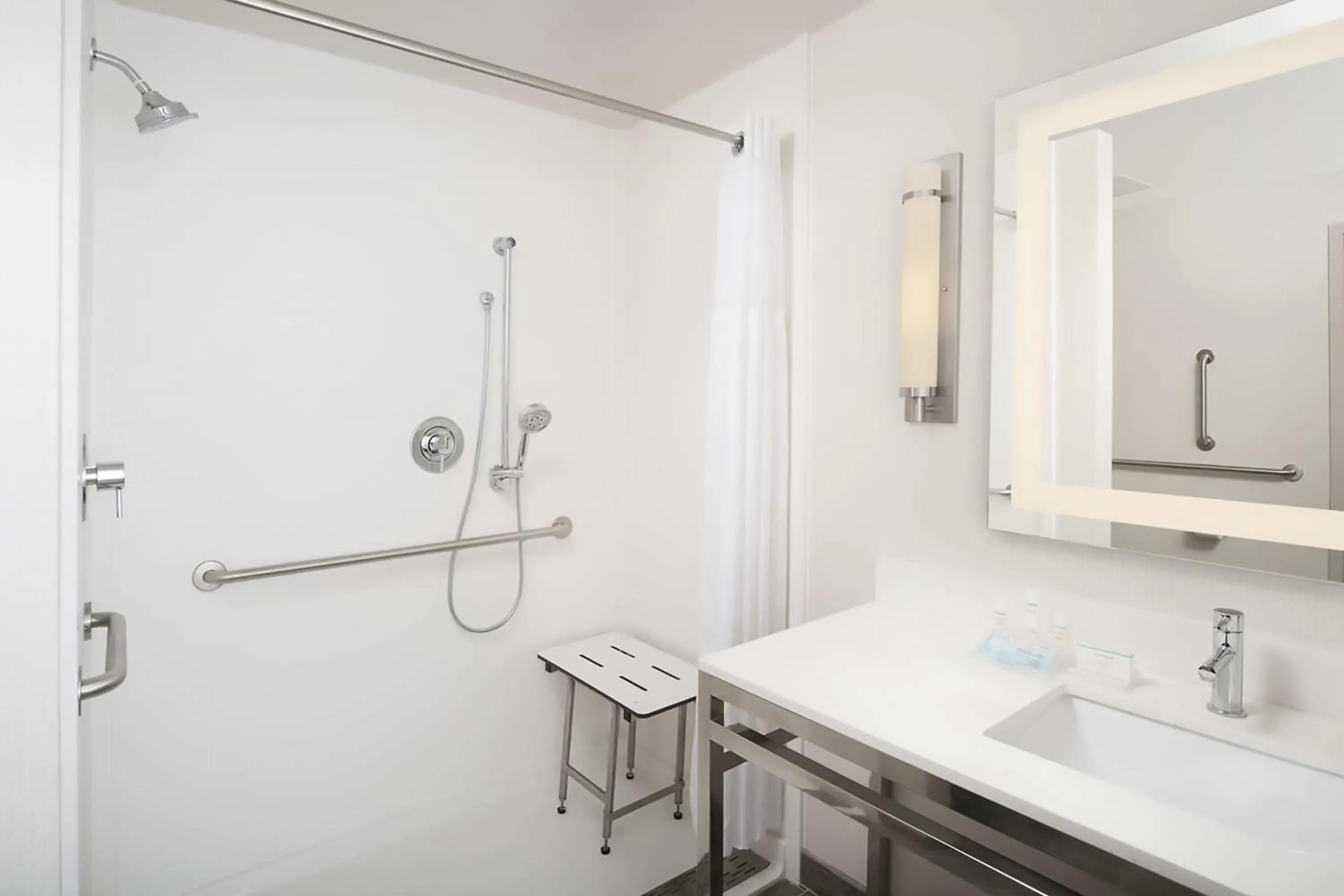 Shower in Hilton Garden Inn San Antonio Downtown Riverwalk