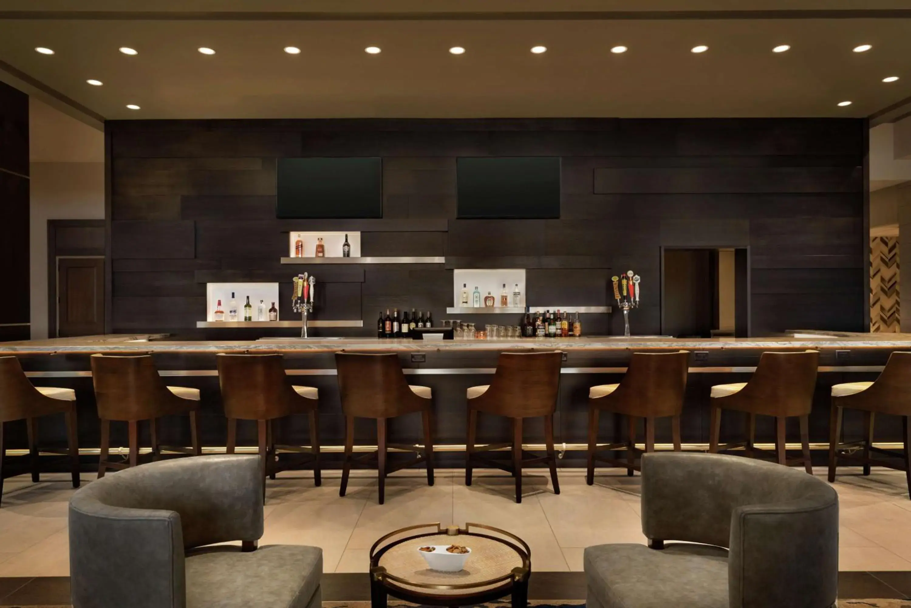 Lounge or bar in Embassy Suites By Hilton Syracuse Destiny USA Lounge or bar in Embassy Suites By Hilton Syracuse Destiny USA