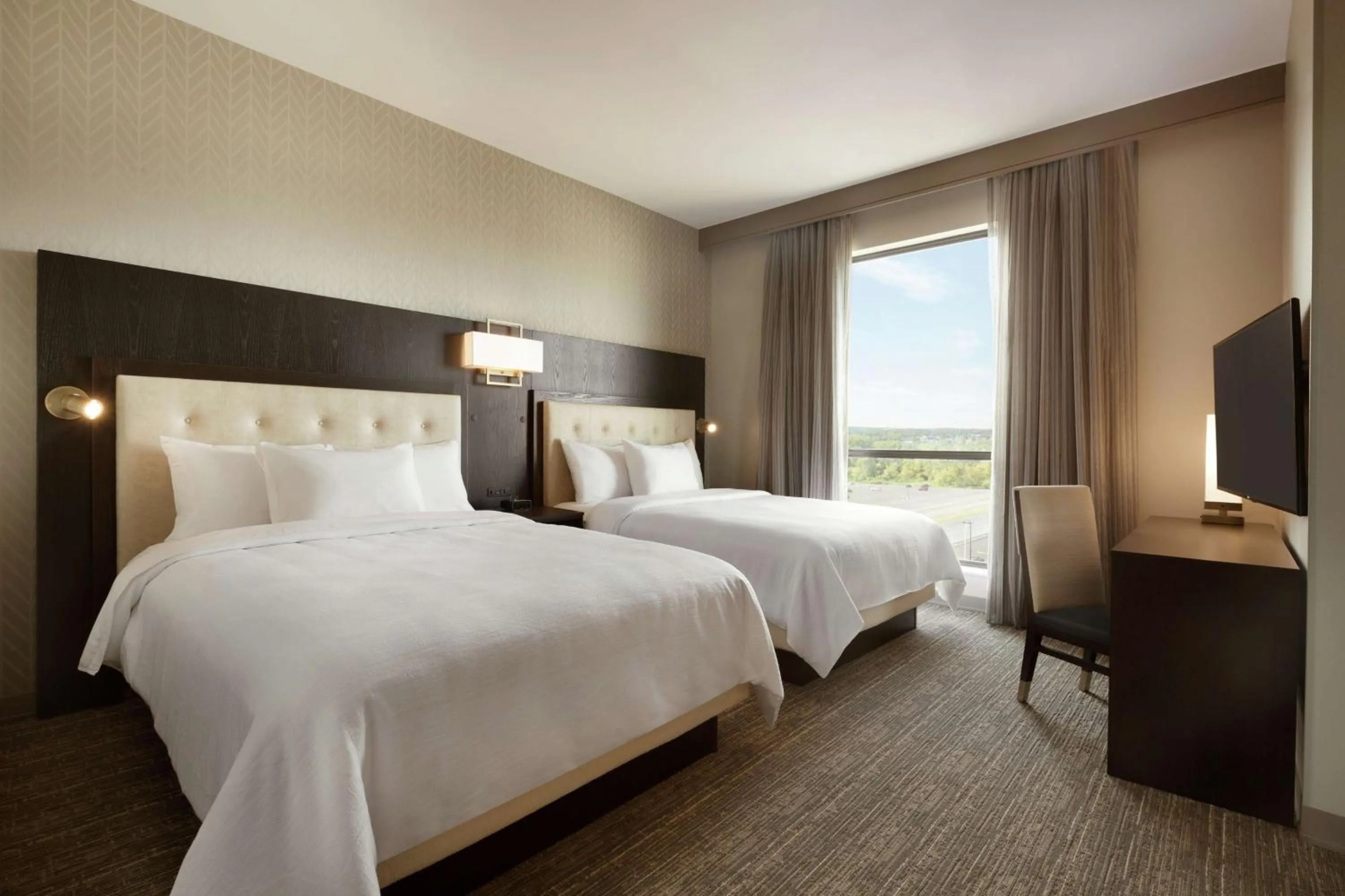 Bedroom, Bed in Embassy Suites By Hilton Syracuse Destiny USA