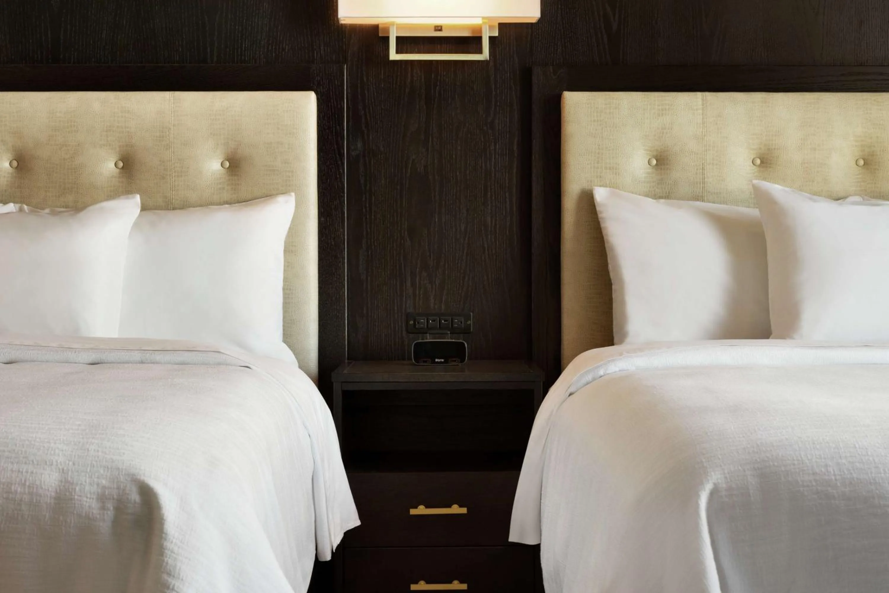 Bed in Embassy Suites By Hilton Syracuse Destiny USA