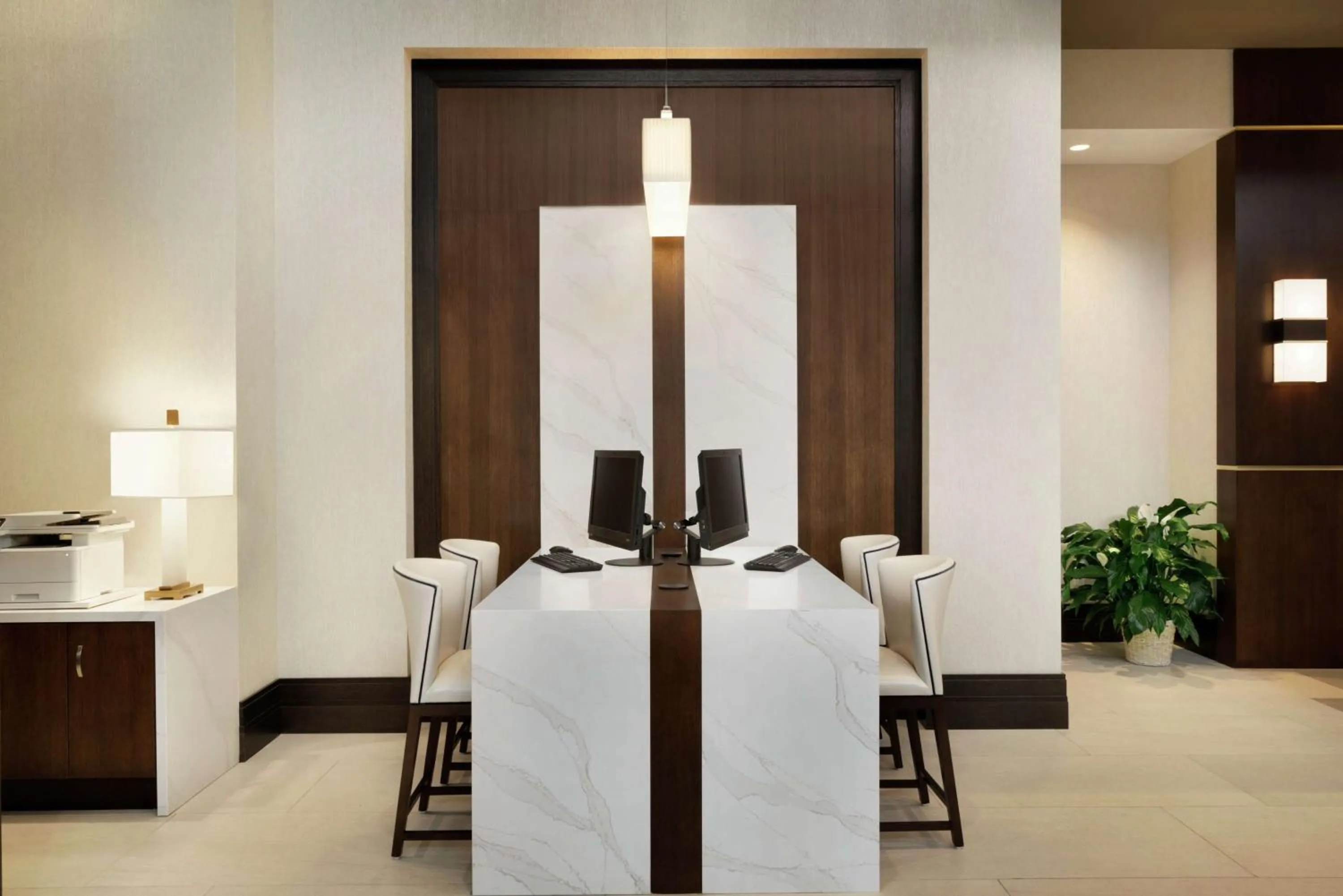 Business facilities, Bed in Embassy Suites By Hilton Syracuse Destiny USA