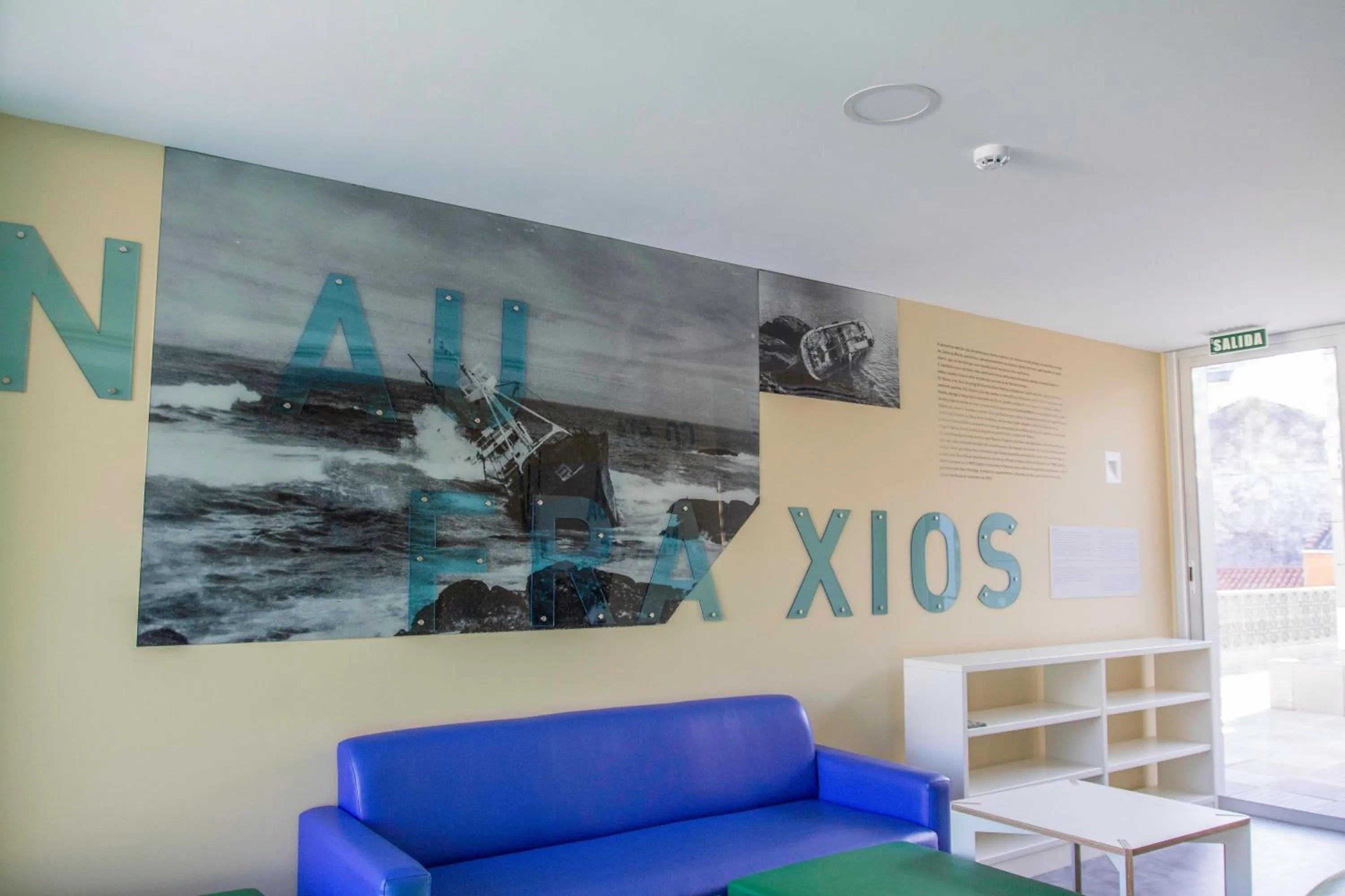 Communal lounge/ TV room in Albergue Bela Muxia