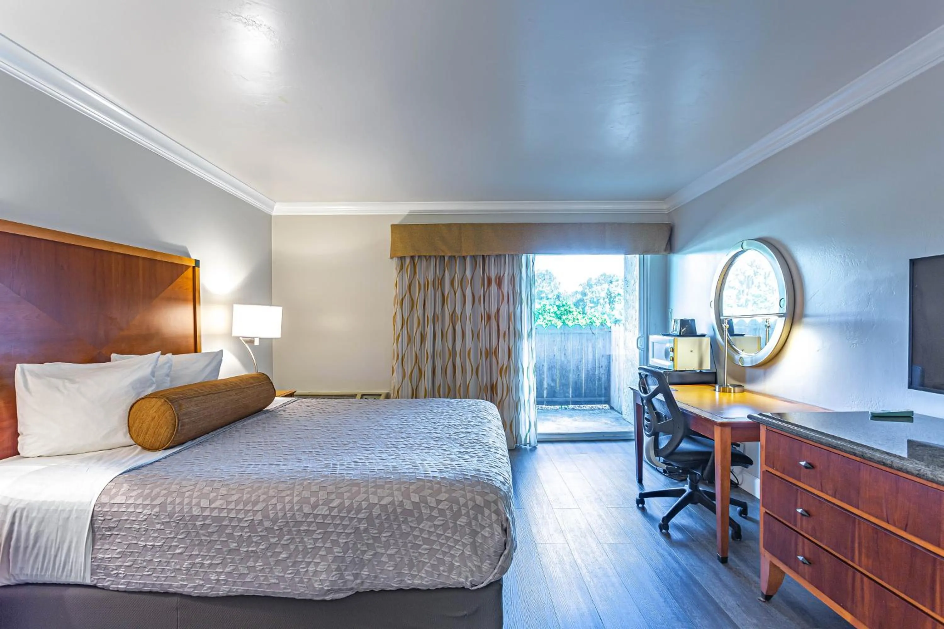 View (from property/room), Bed in Aloha Inn