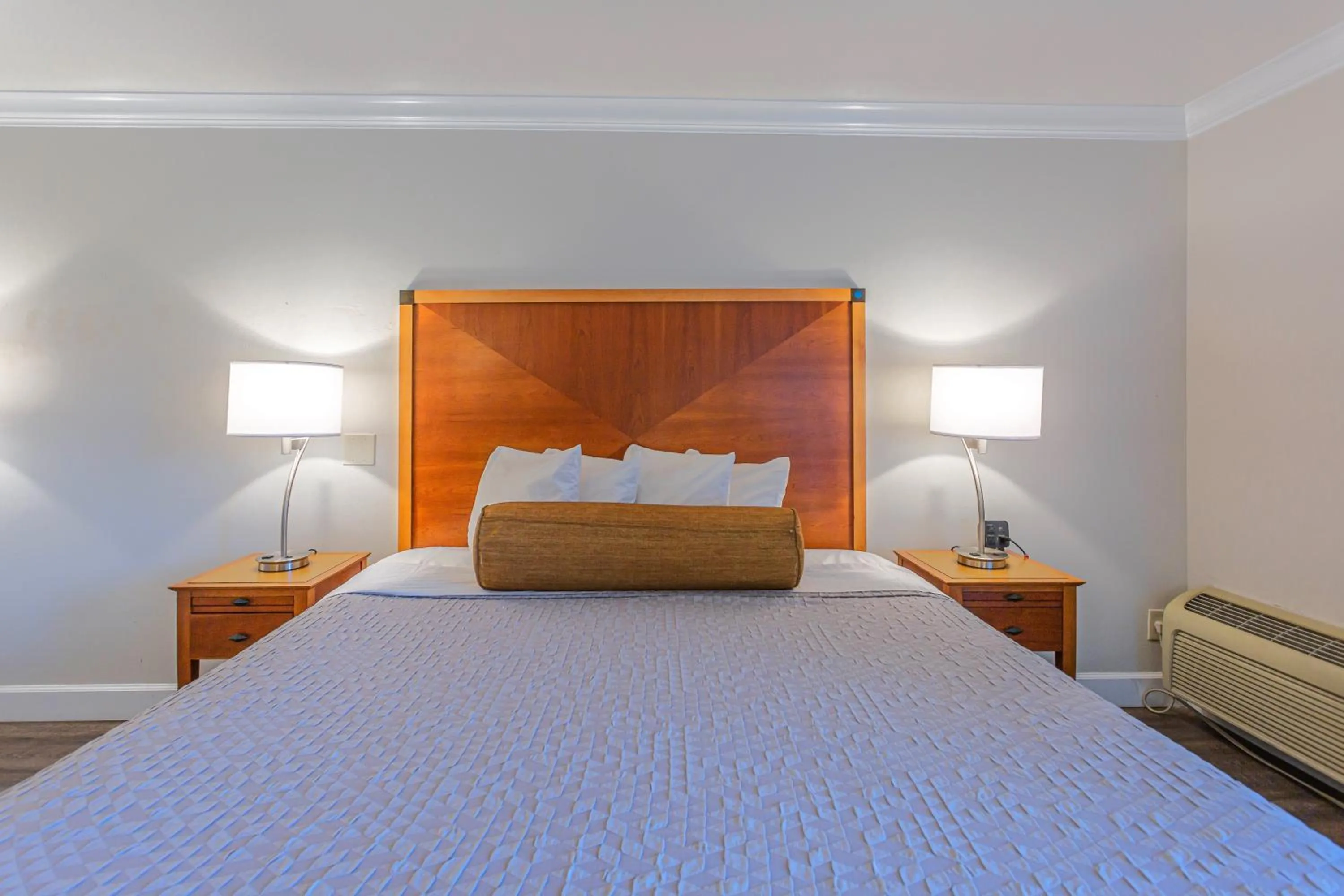 Bedroom, Bed in Aloha Inn