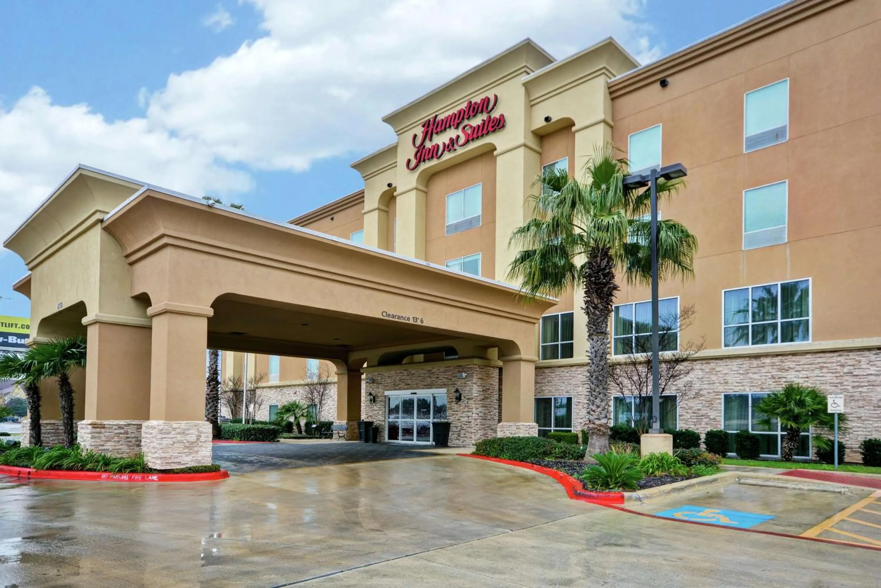 Property building in Hampton Inn & Suites San Antonio/Northeast I-35
