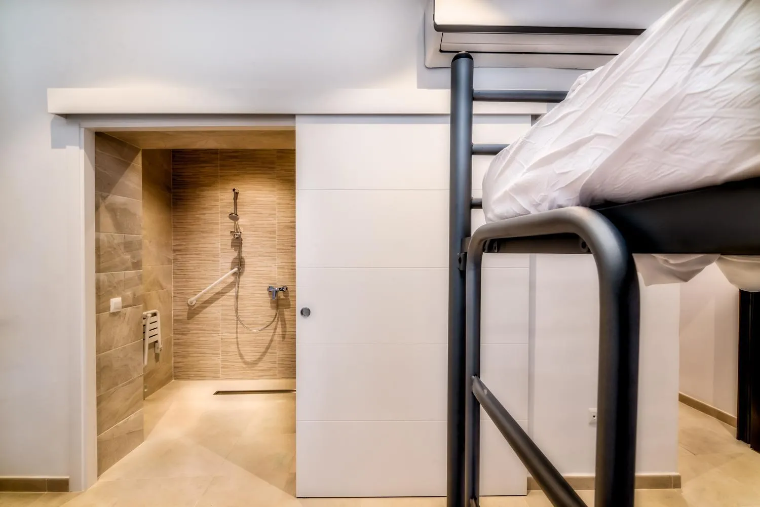 Shower, Bed in Hostel A2C