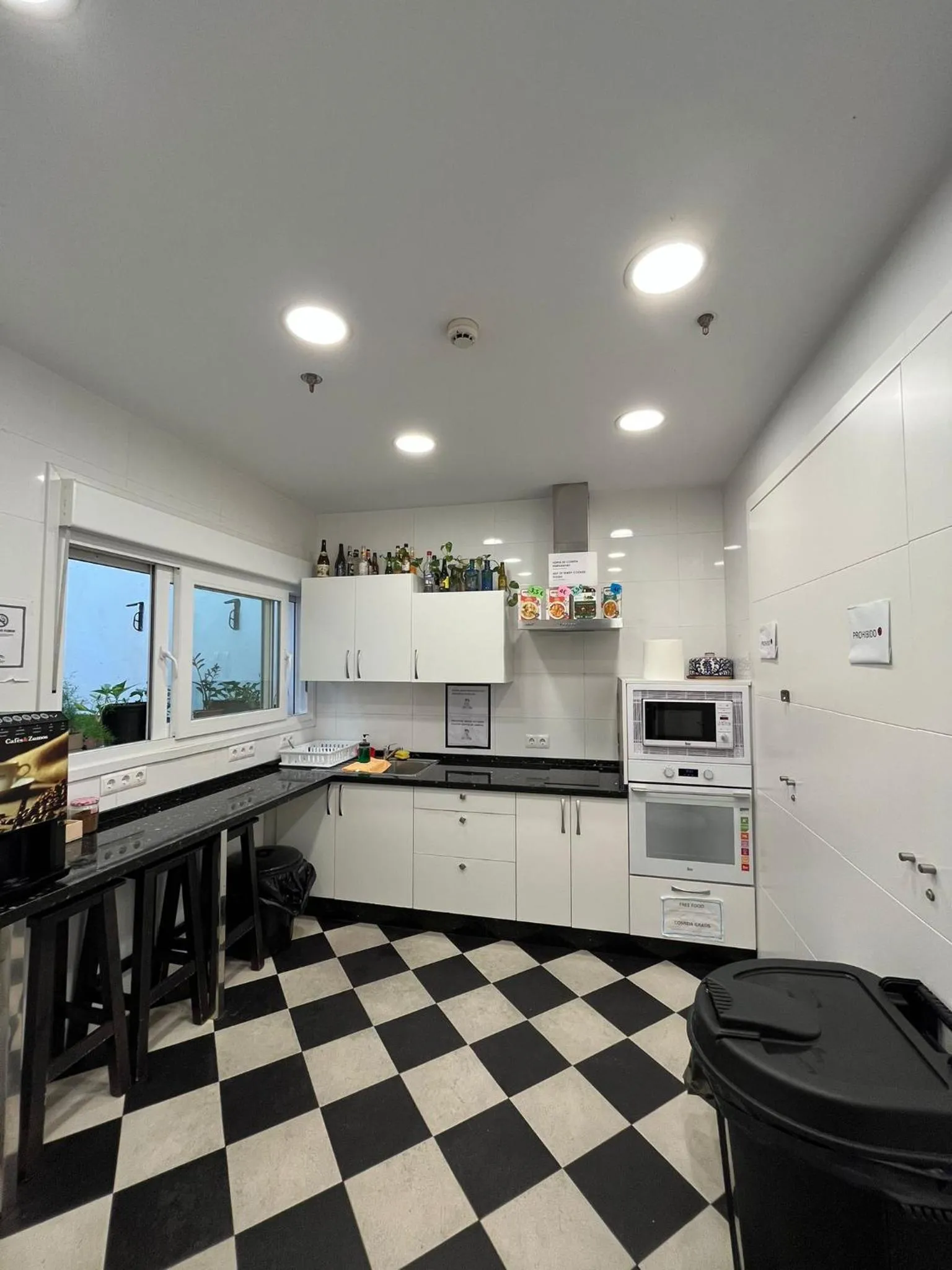 Restaurant/places to eat in Hostel A2C