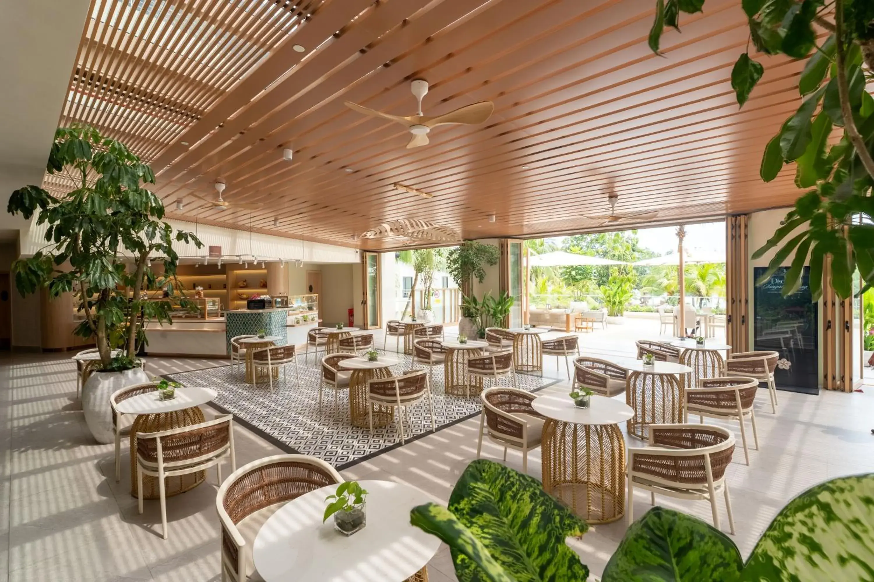 Restaurant/places to eat in Swiss-Grand Beach Resort Kuantan Restaurant/places to eat in Swiss-Grand Beach Resort Kuantan