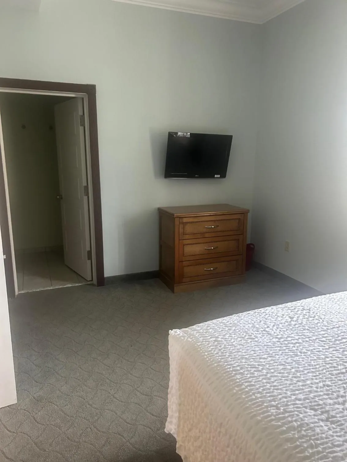 Bed in Harbor House Inn