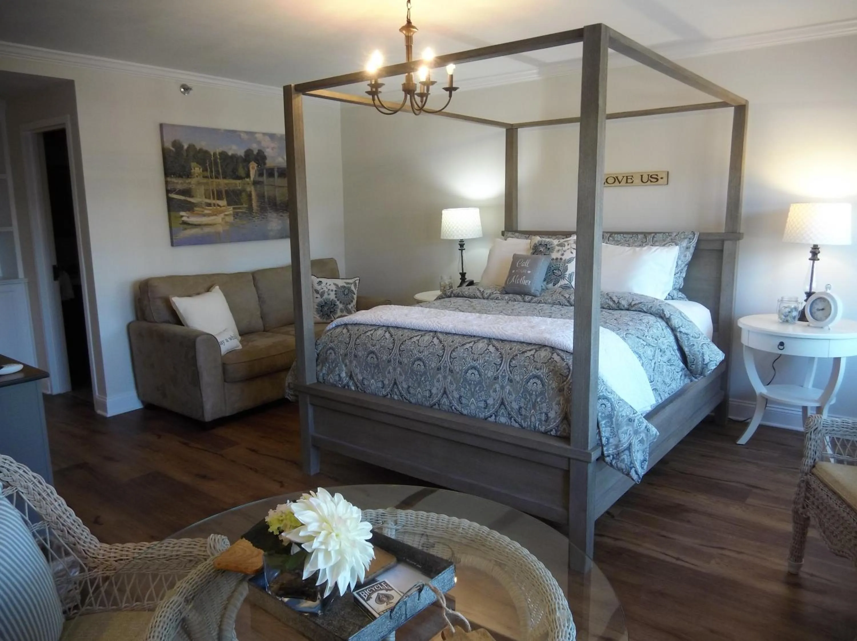 Bed in Harbor House Inn