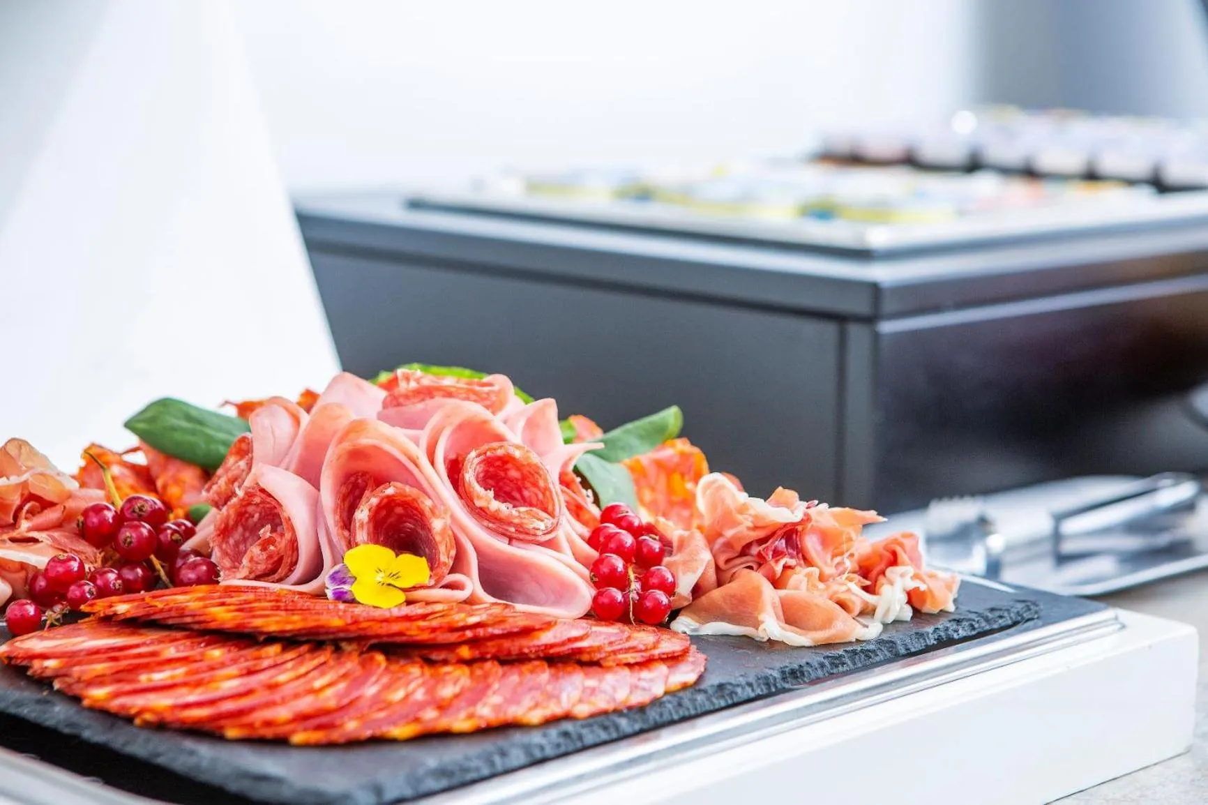 Buffet breakfast in Mera Brise