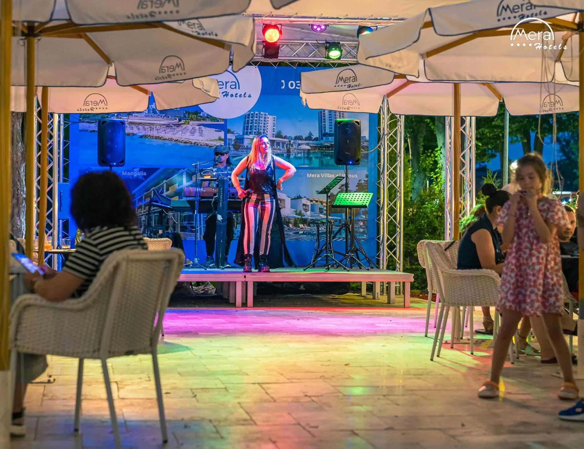 Restaurant/places to eat in Mera Brise