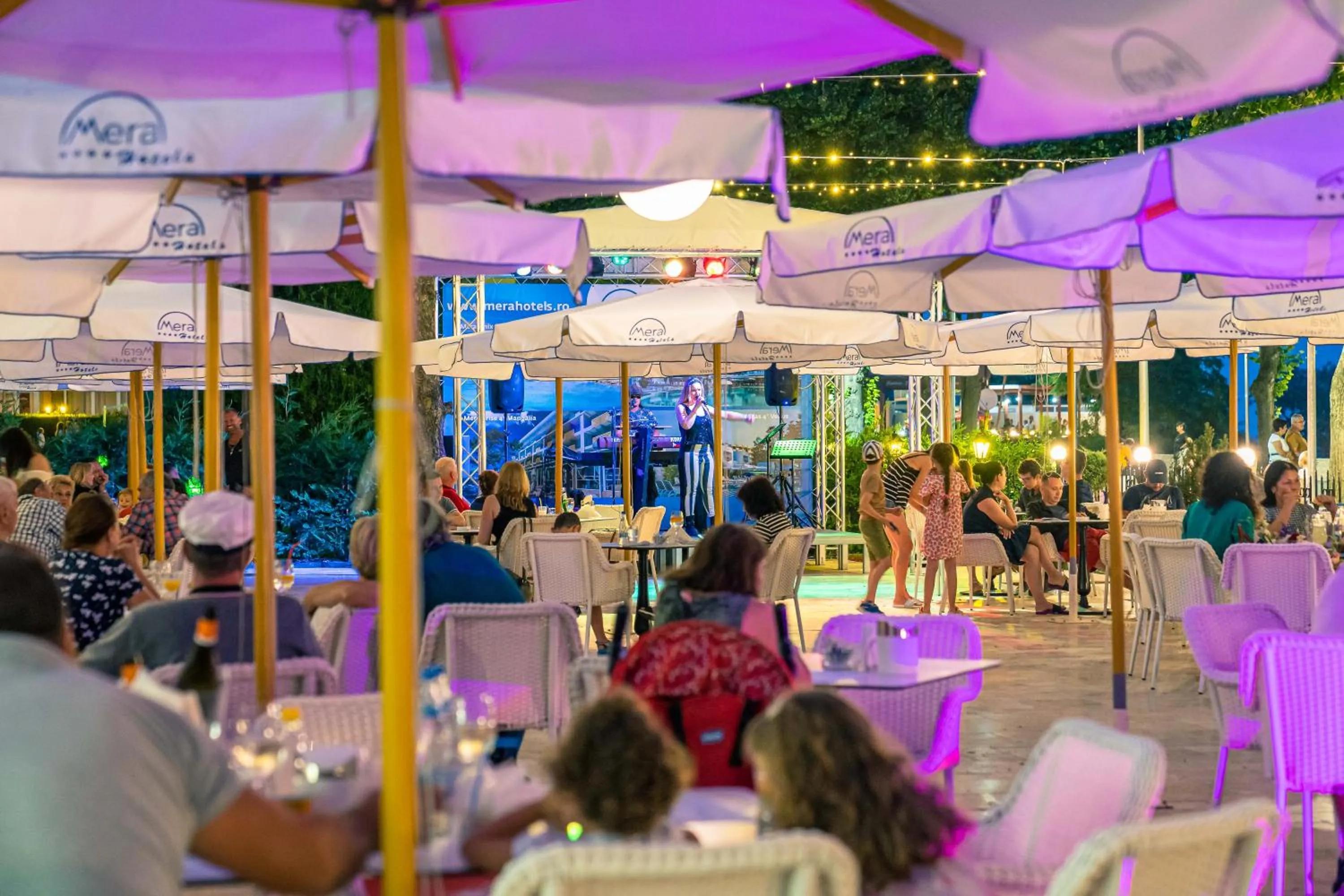 Restaurant/places to eat in Mera Brise