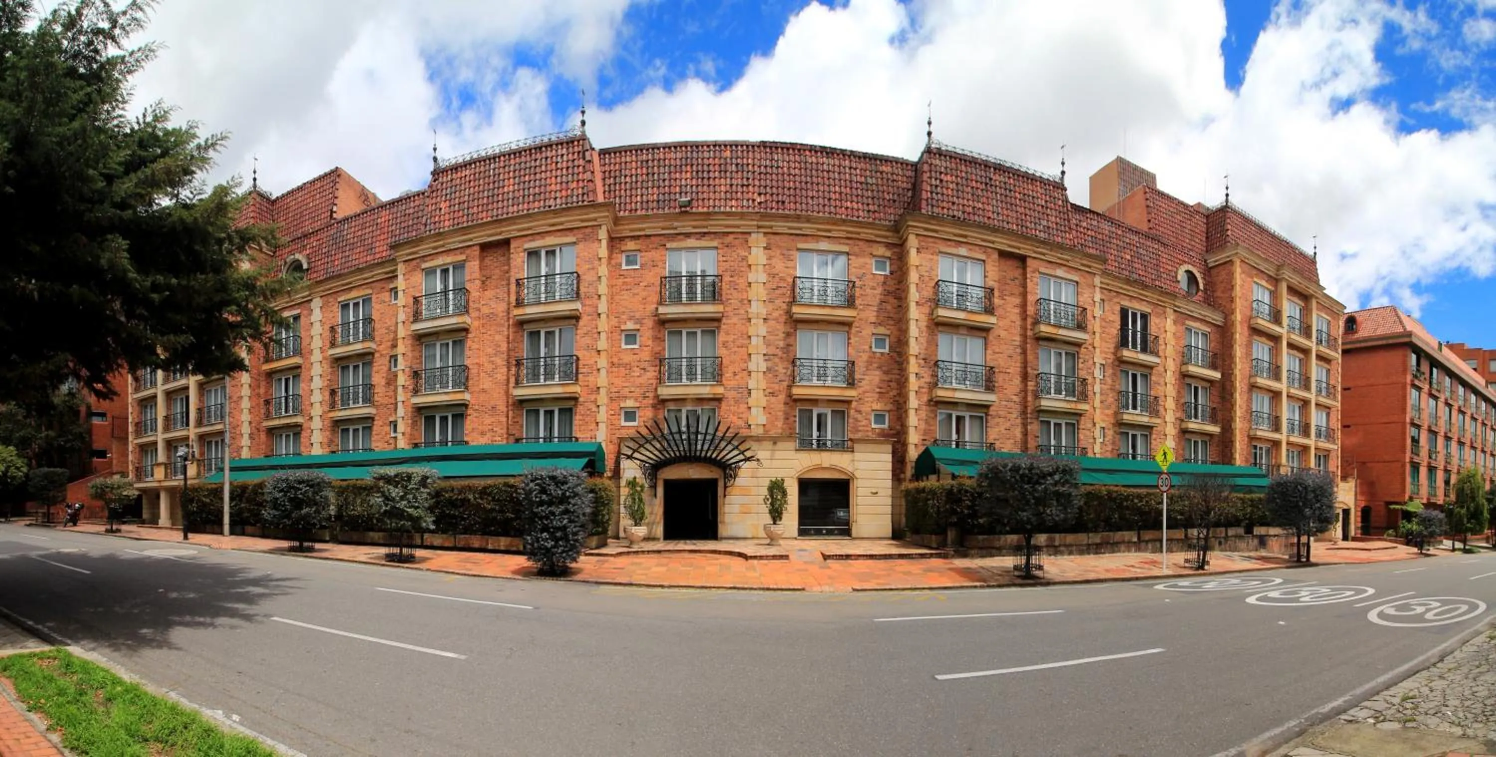 Property building in Hotel Windsor House Inn By GEH Suites