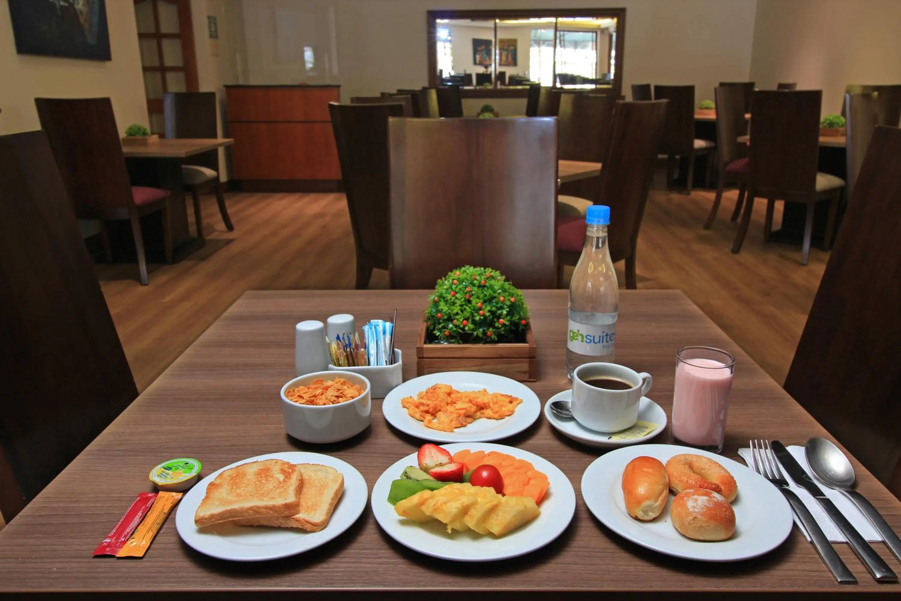 Restaurant/places to eat in Hotel Windsor House Inn By GEH Suites