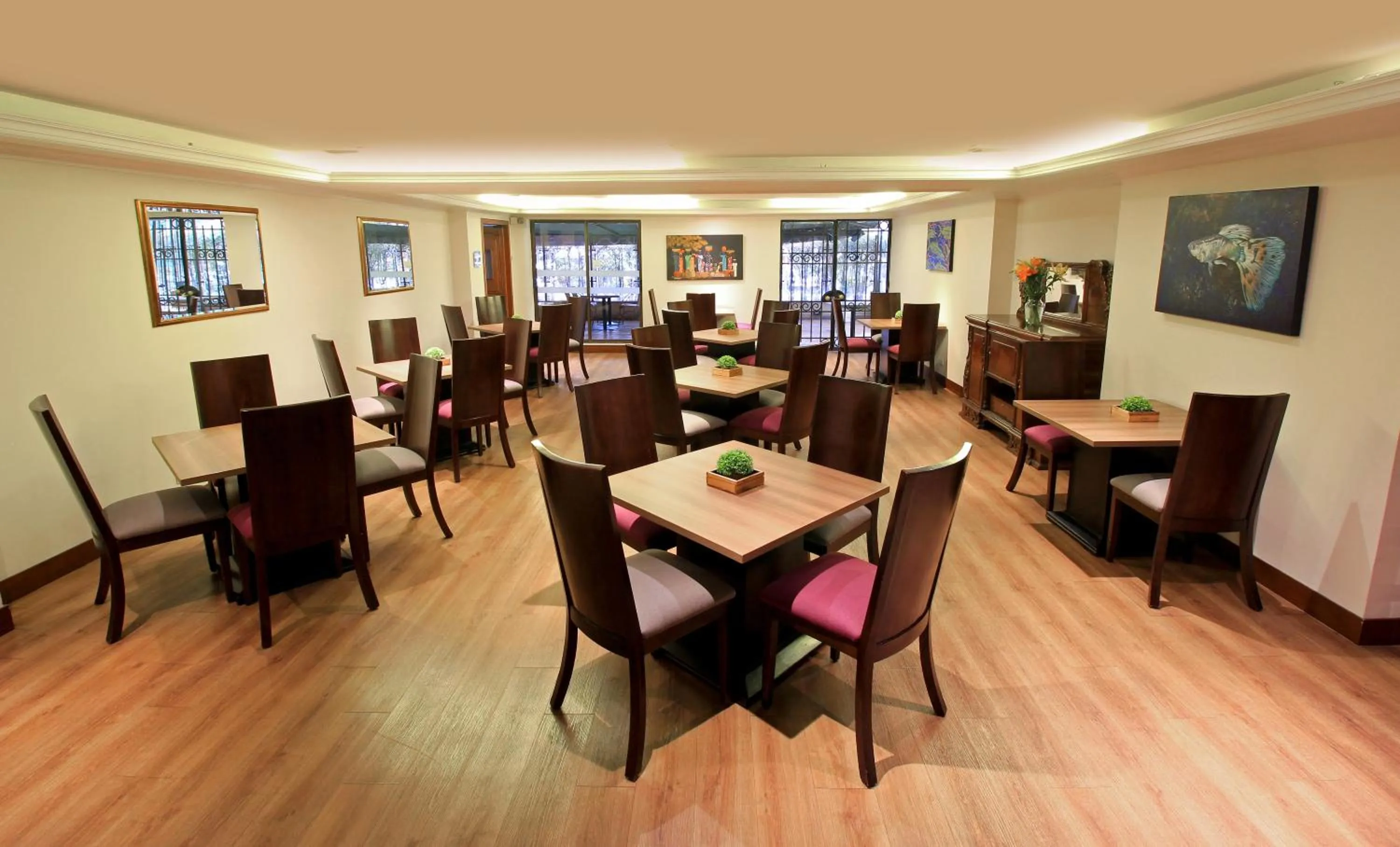 Restaurant/places to eat in Hotel Windsor House Inn By GEH Suites