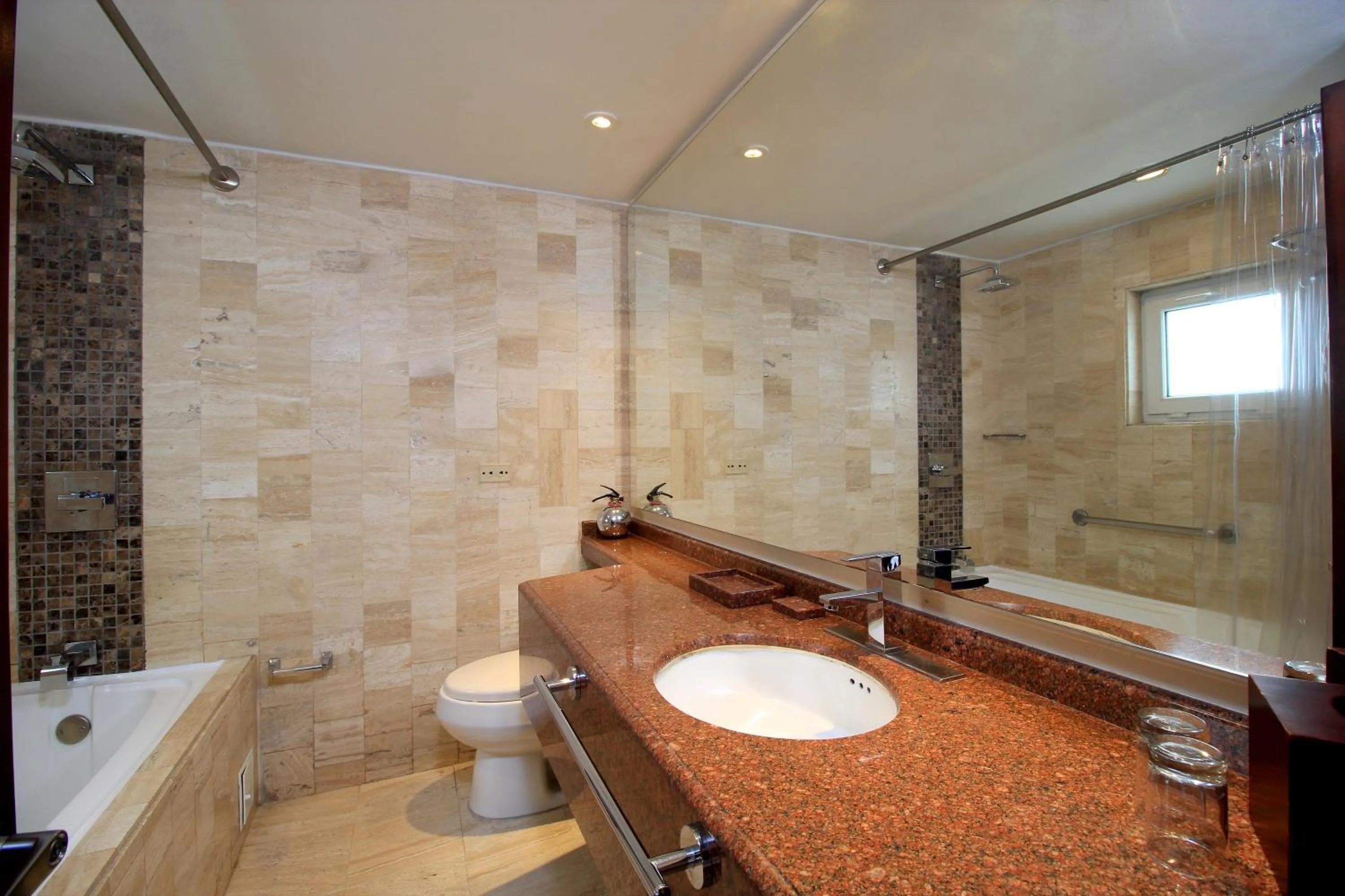 Toilet in Hotel Windsor House Inn By GEH Suites