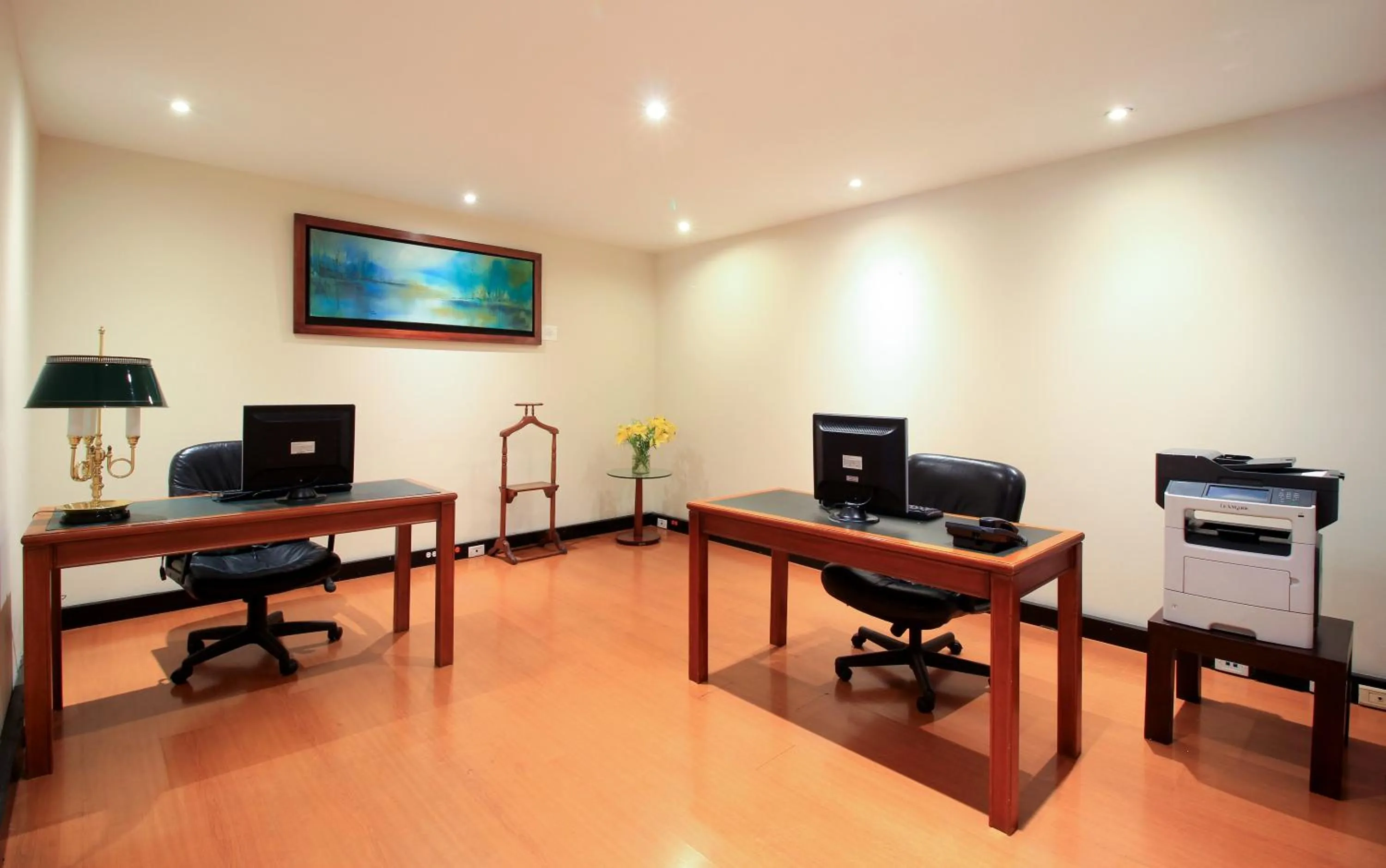 Business facilities in Hotel Windsor House Inn By GEH Suites