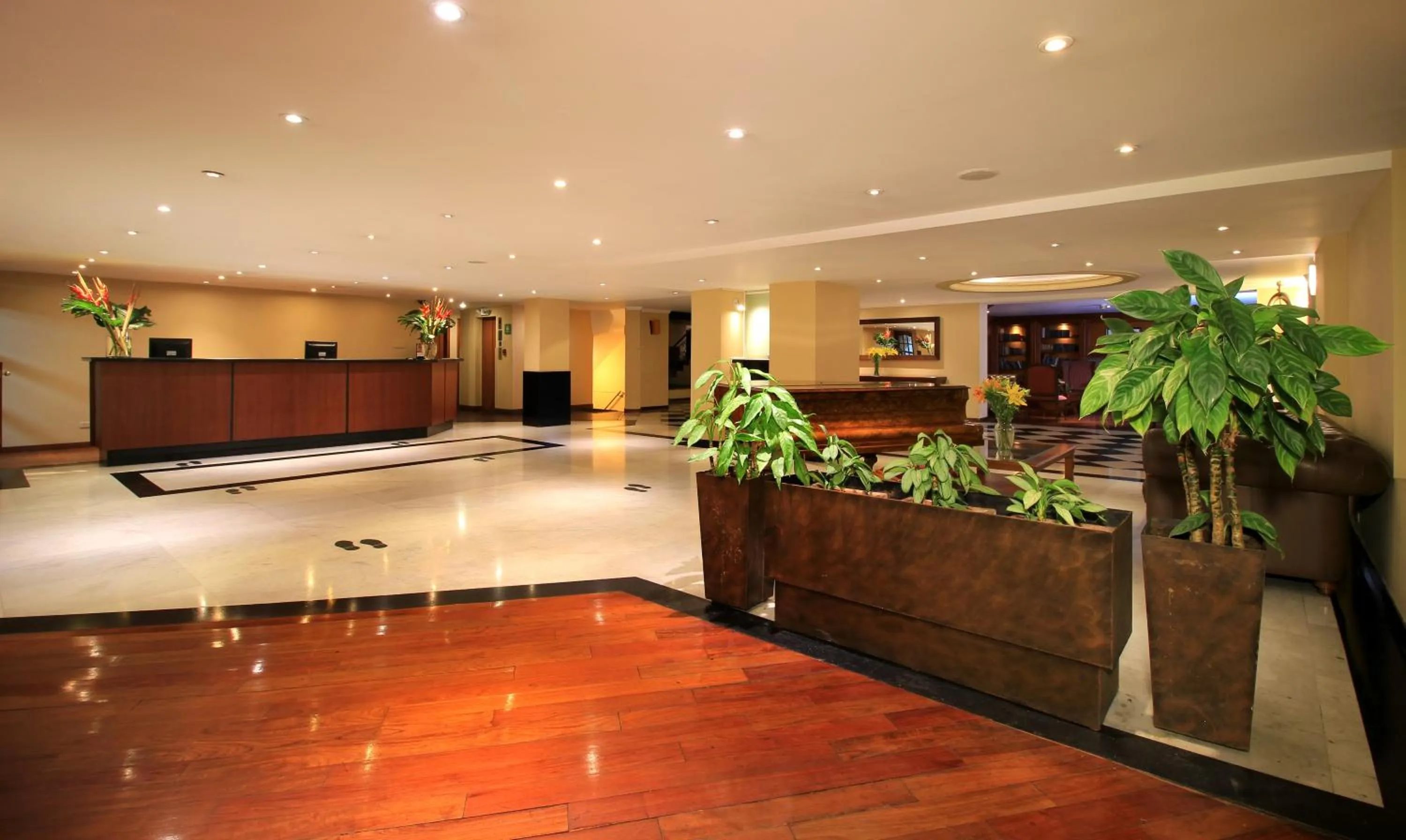 Lobby or reception in Hotel Windsor House Inn By GEH Suites