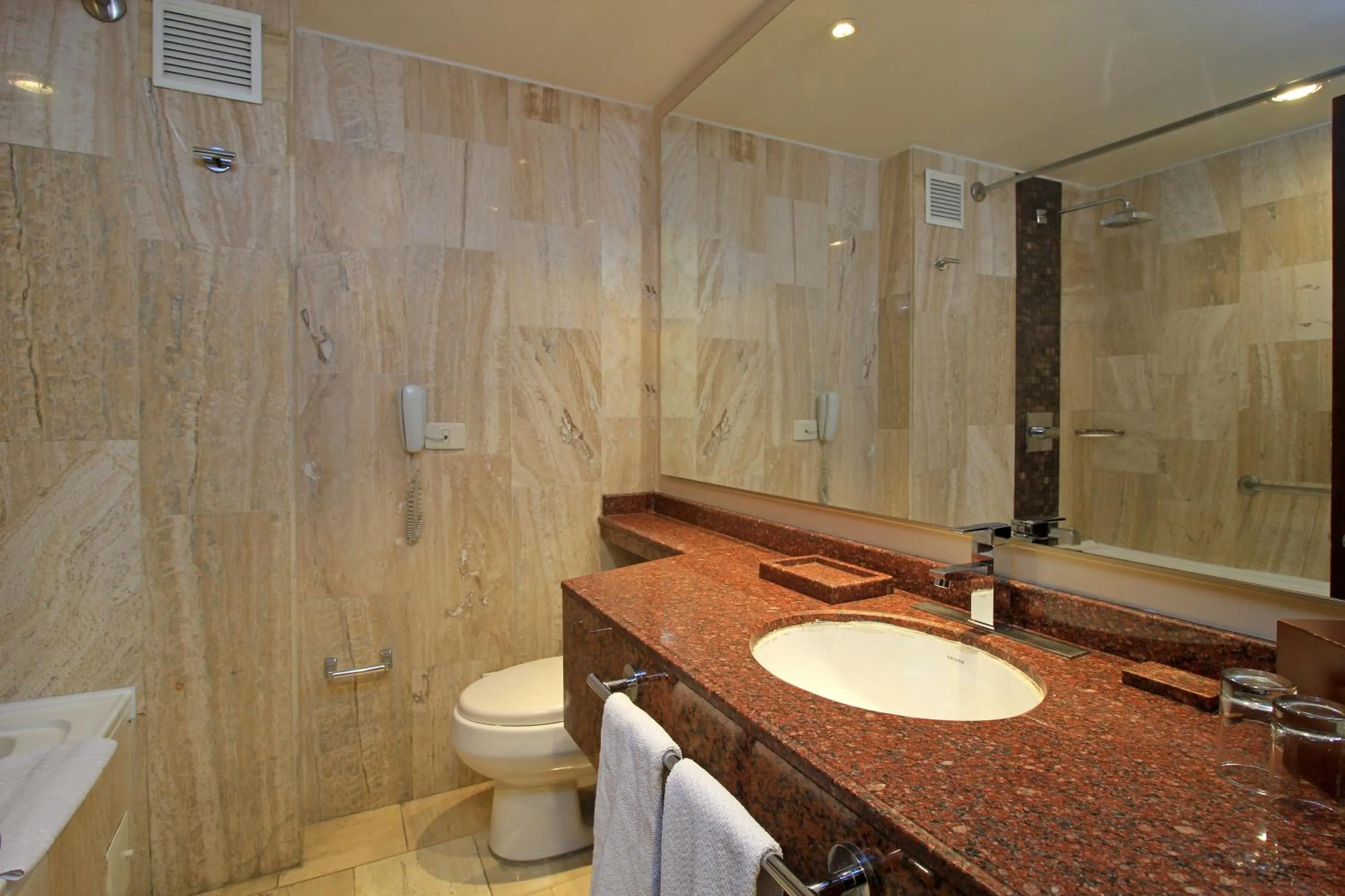 Bathroom in Hotel Windsor House Inn By GEH Suites