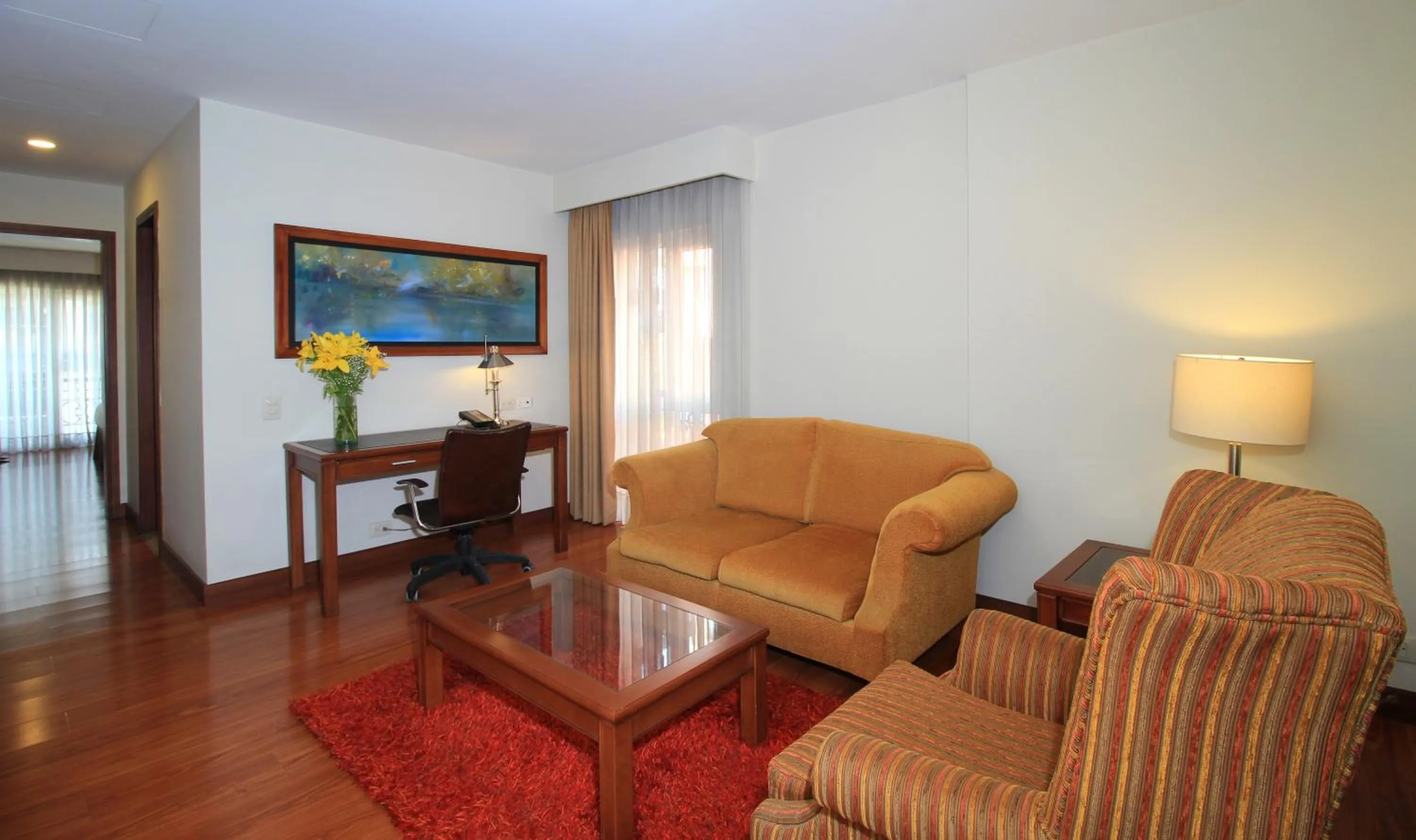 Living room in Hotel Windsor House Inn By GEH Suites