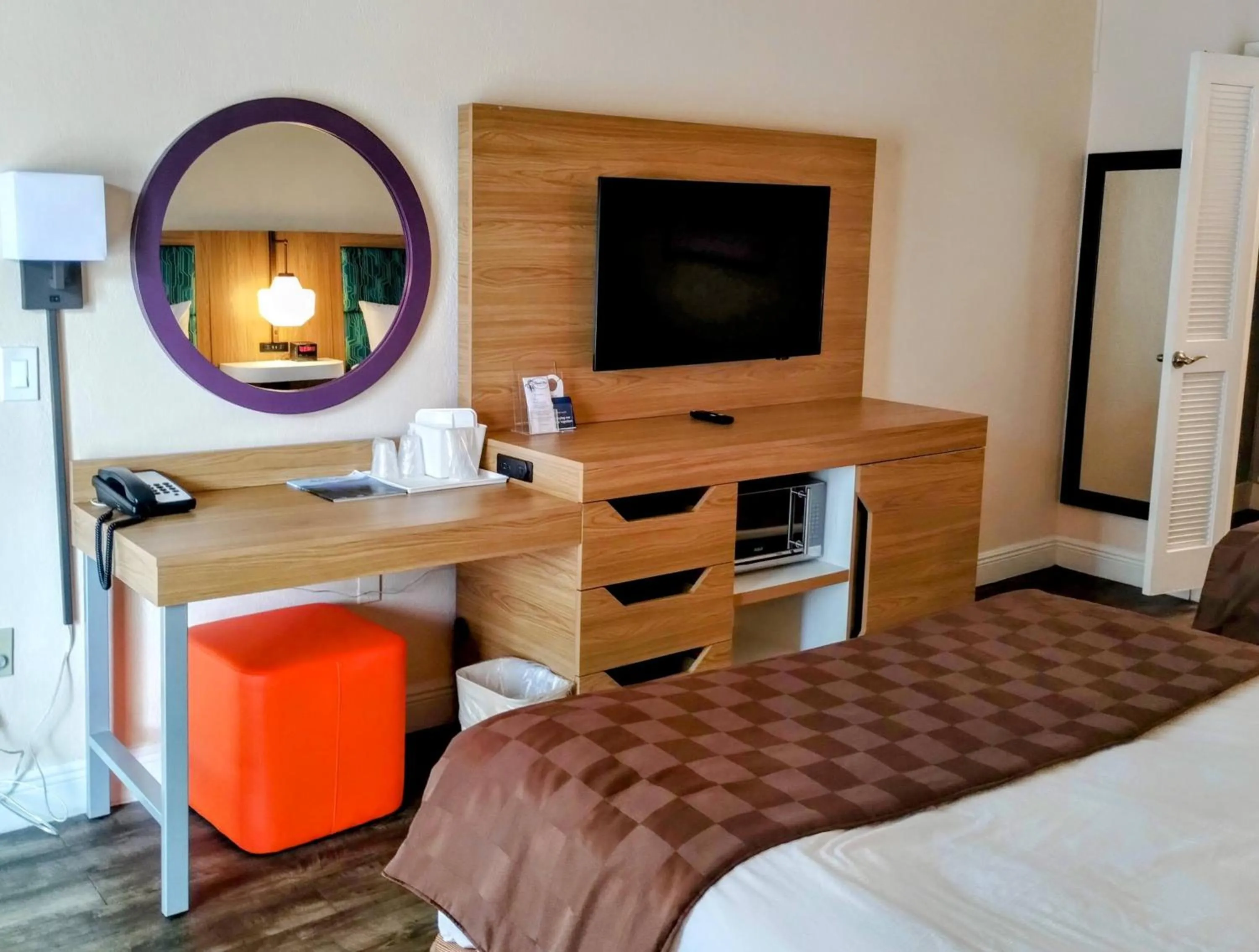 Bedroom, Bed in Tiki Resort - Lake George