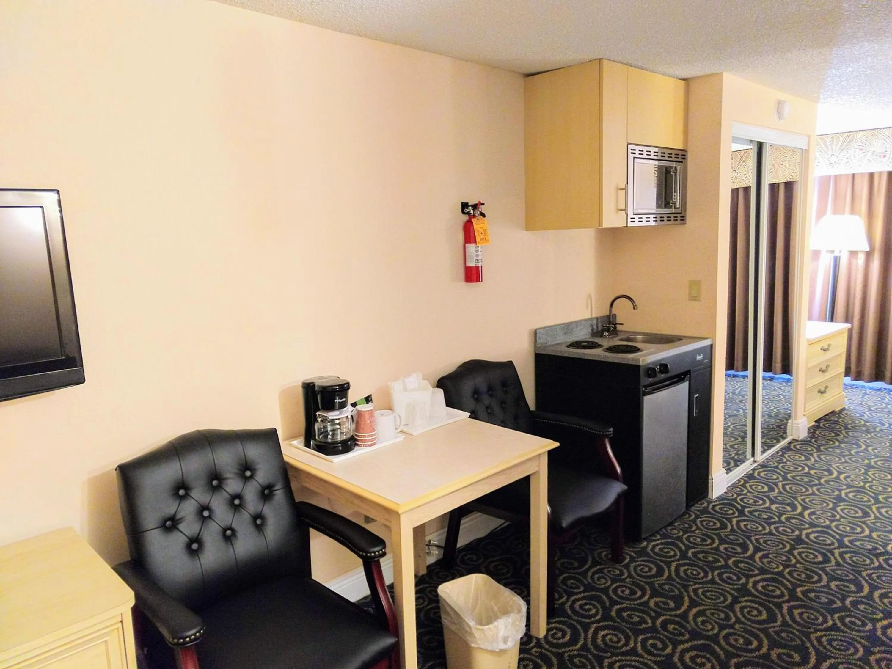 Kitchen or kitchenette in Tiki Resort - Lake George