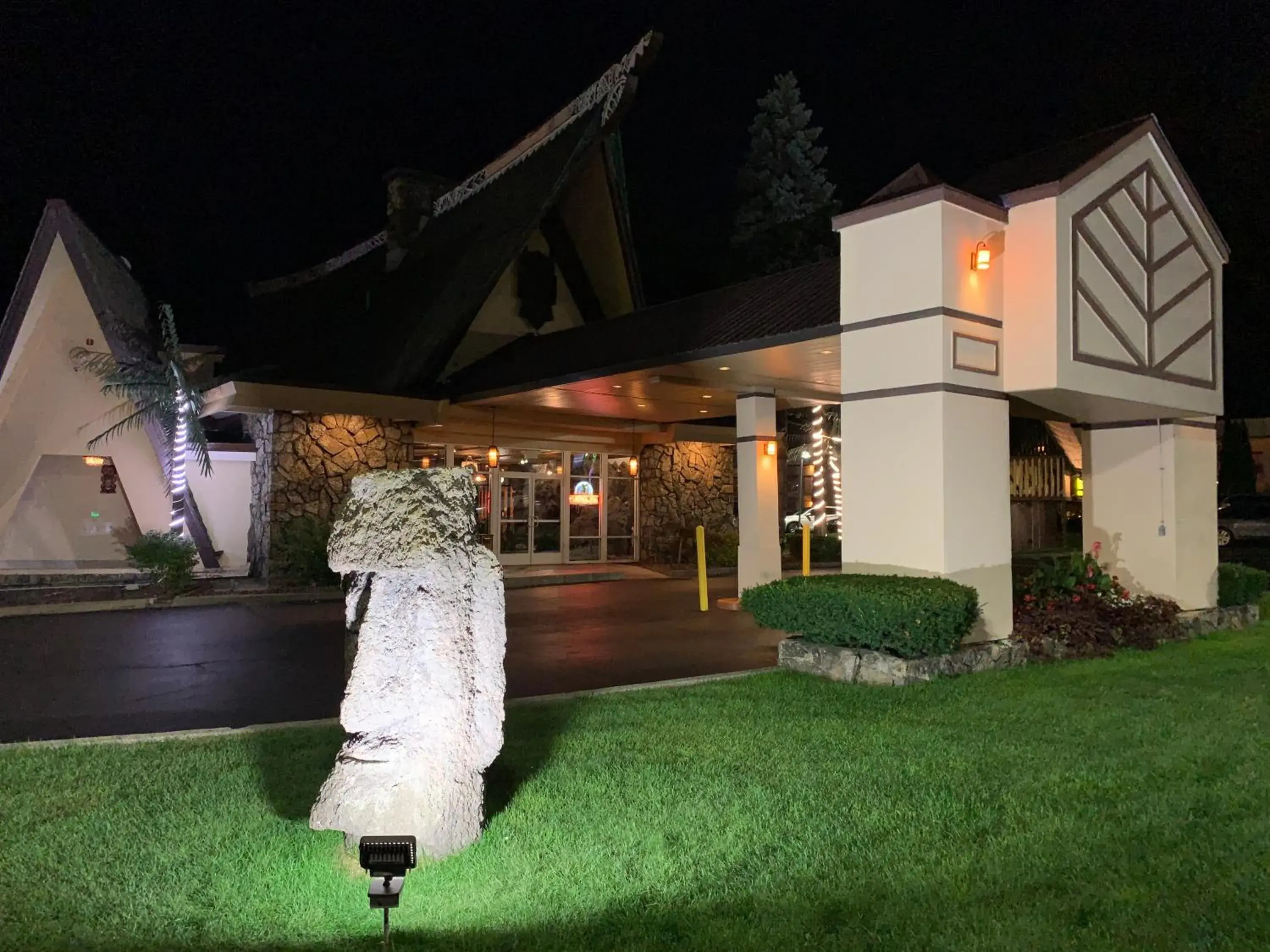 Facade/entrance in Tiki Resort - Lake George Facade/entrance in Tiki Resort - Lake George