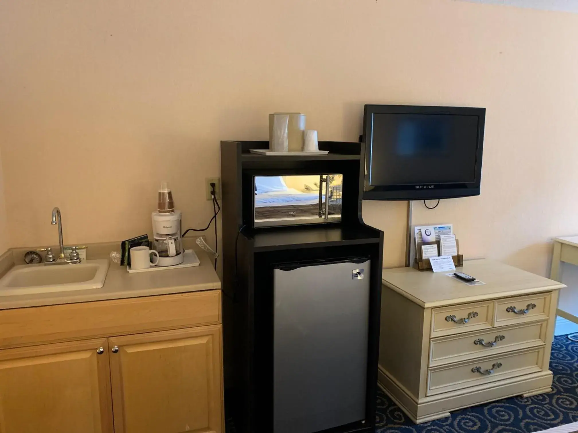 King Suite with Spa Bath and Sofa Bed in Tiki Resort - Lake George King Suite with Spa Bath and Sofa Bed in Tiki Resort - Lake George