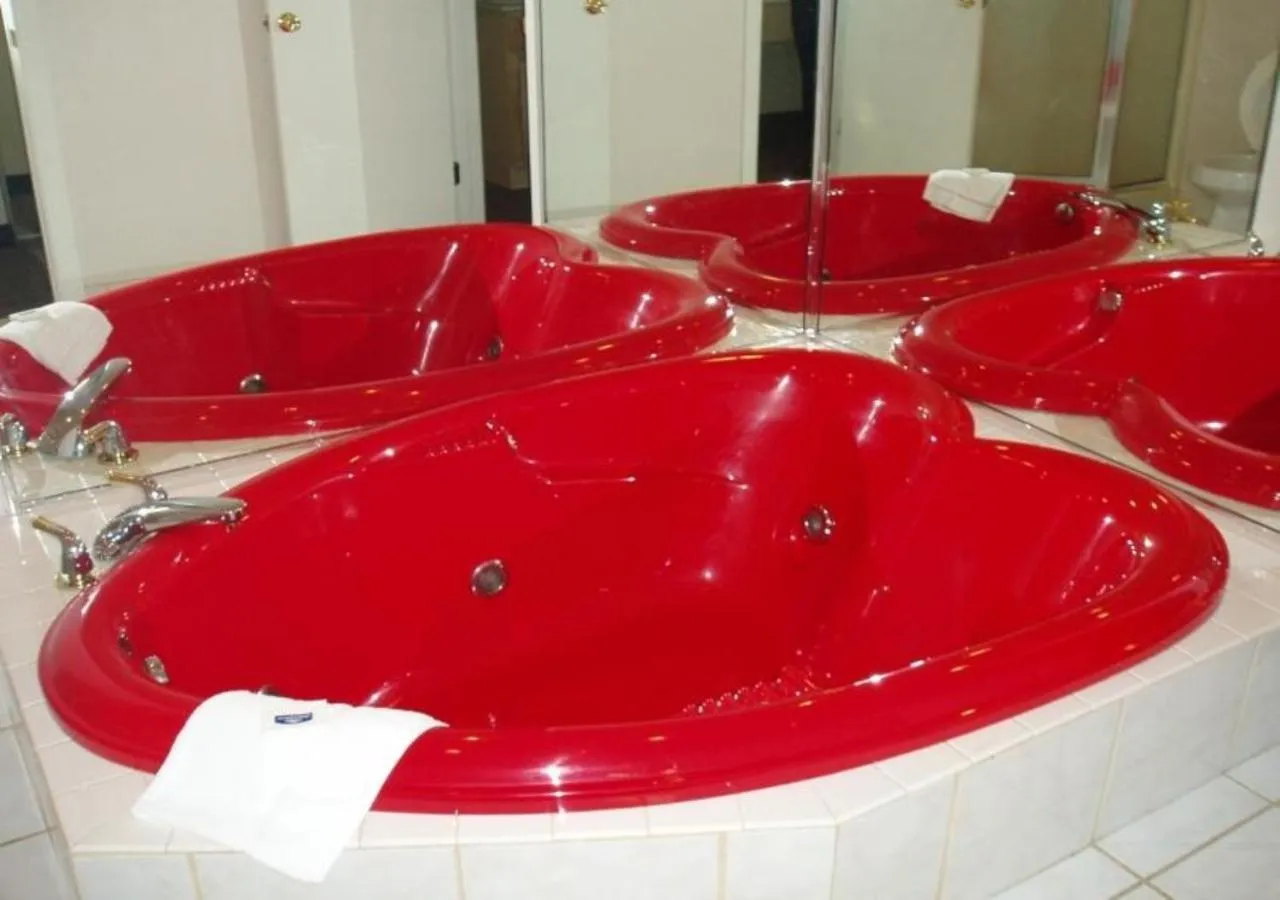 Hot Tub in Tiki Resort - Lake George