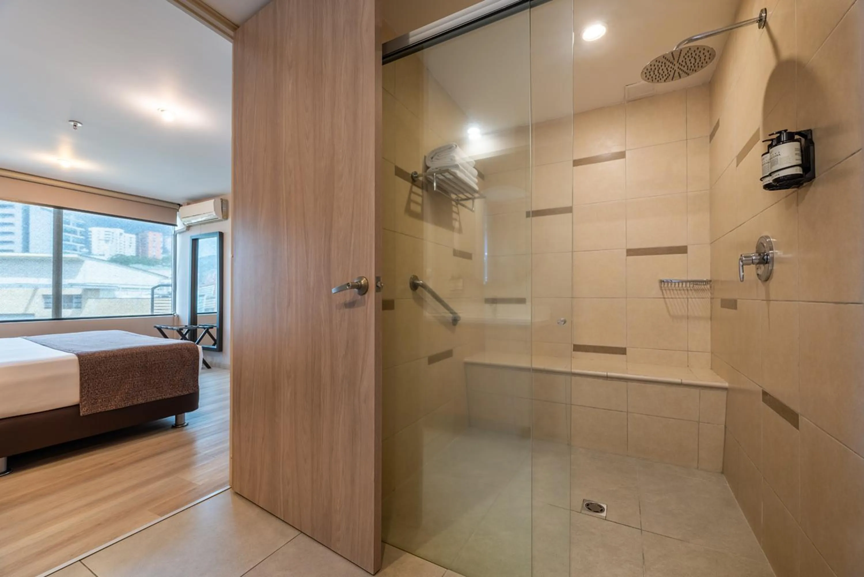 Bathroom, Bed in Estelar Apartamentos Medellin