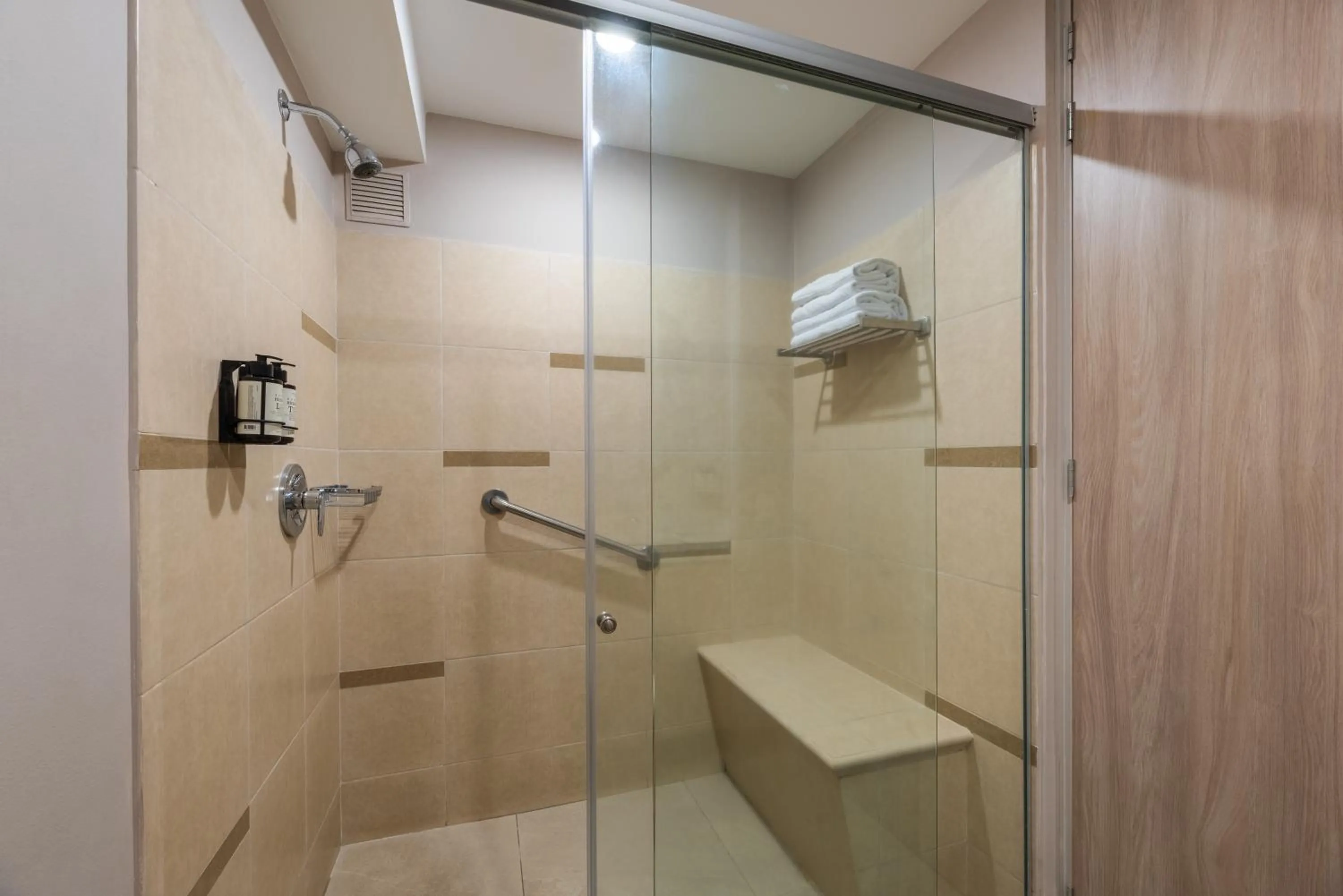 Shower in Estelar Apartamentos Medellin