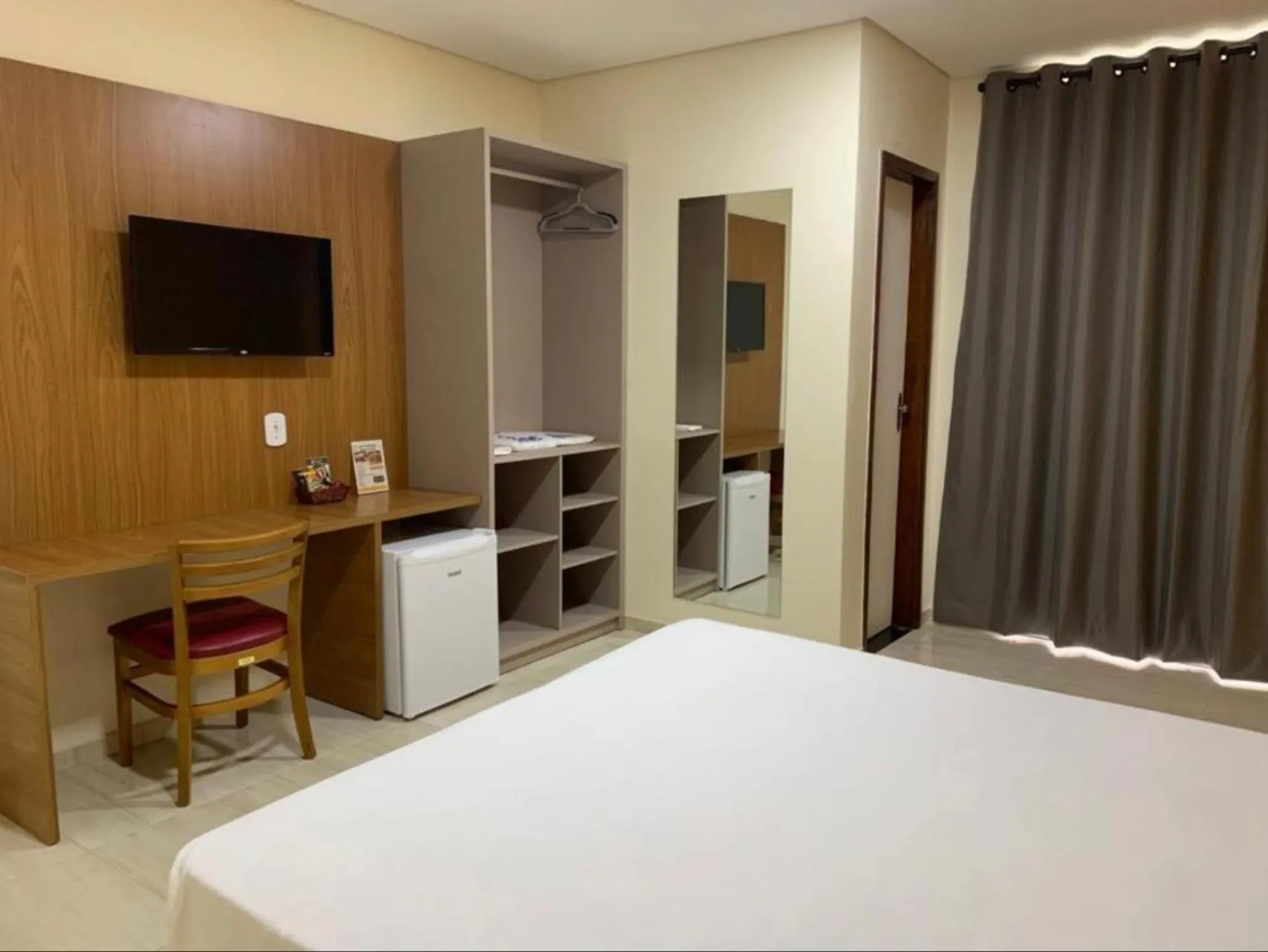 Photo of the whole room, Bed in Boulevard Park Hotel