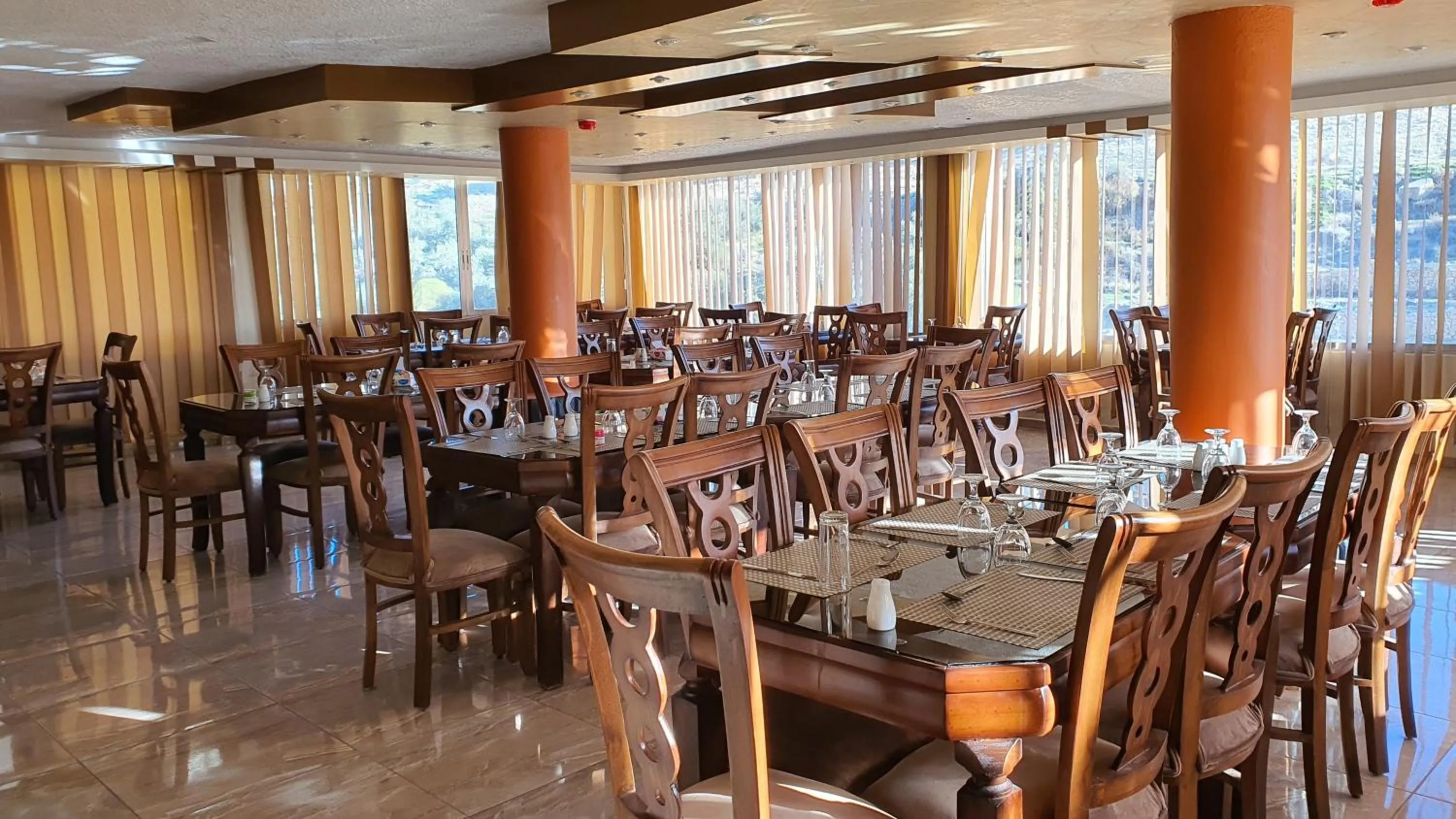 Restaurant/places to eat in Sunset Hotel