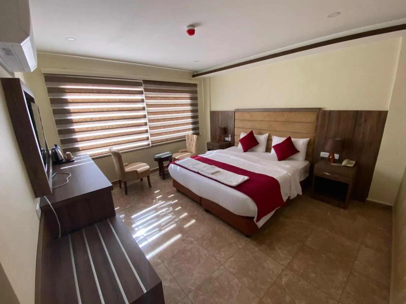 Property building, Bed in Sunset Hotel