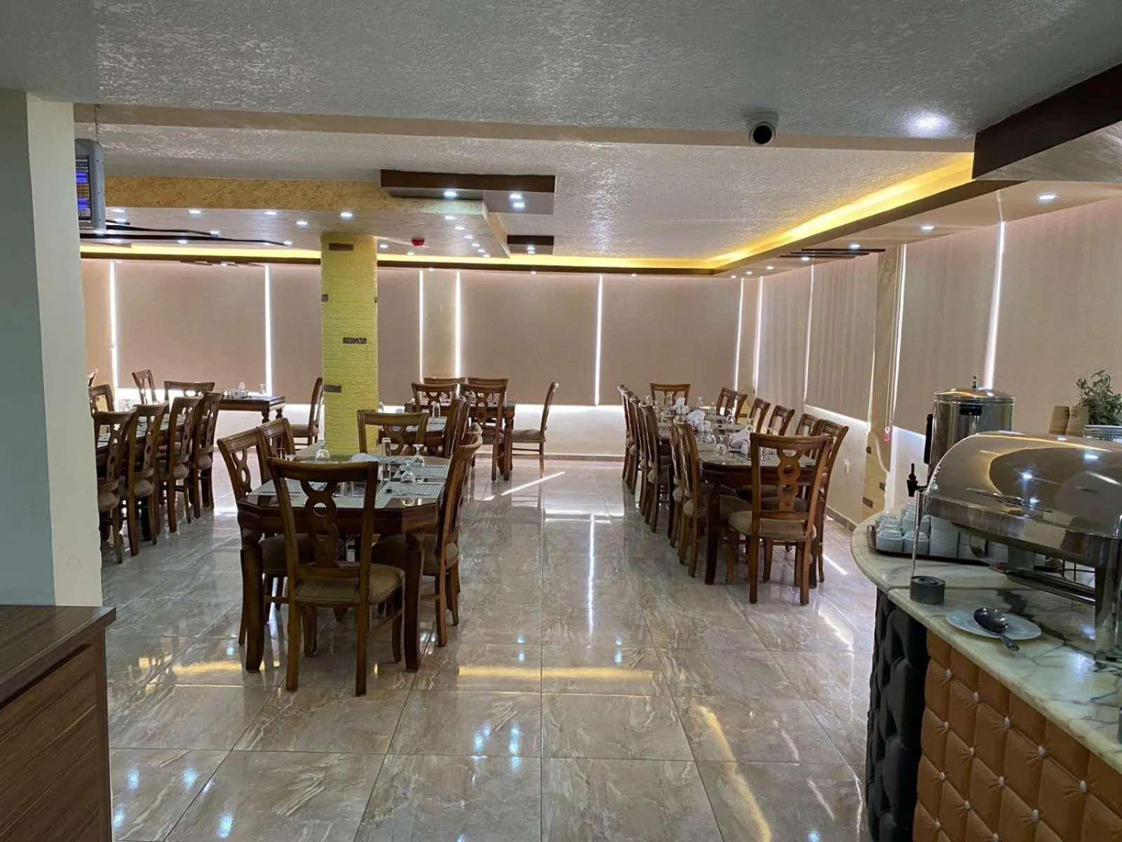 Restaurant/places to eat in Sunset Hotel