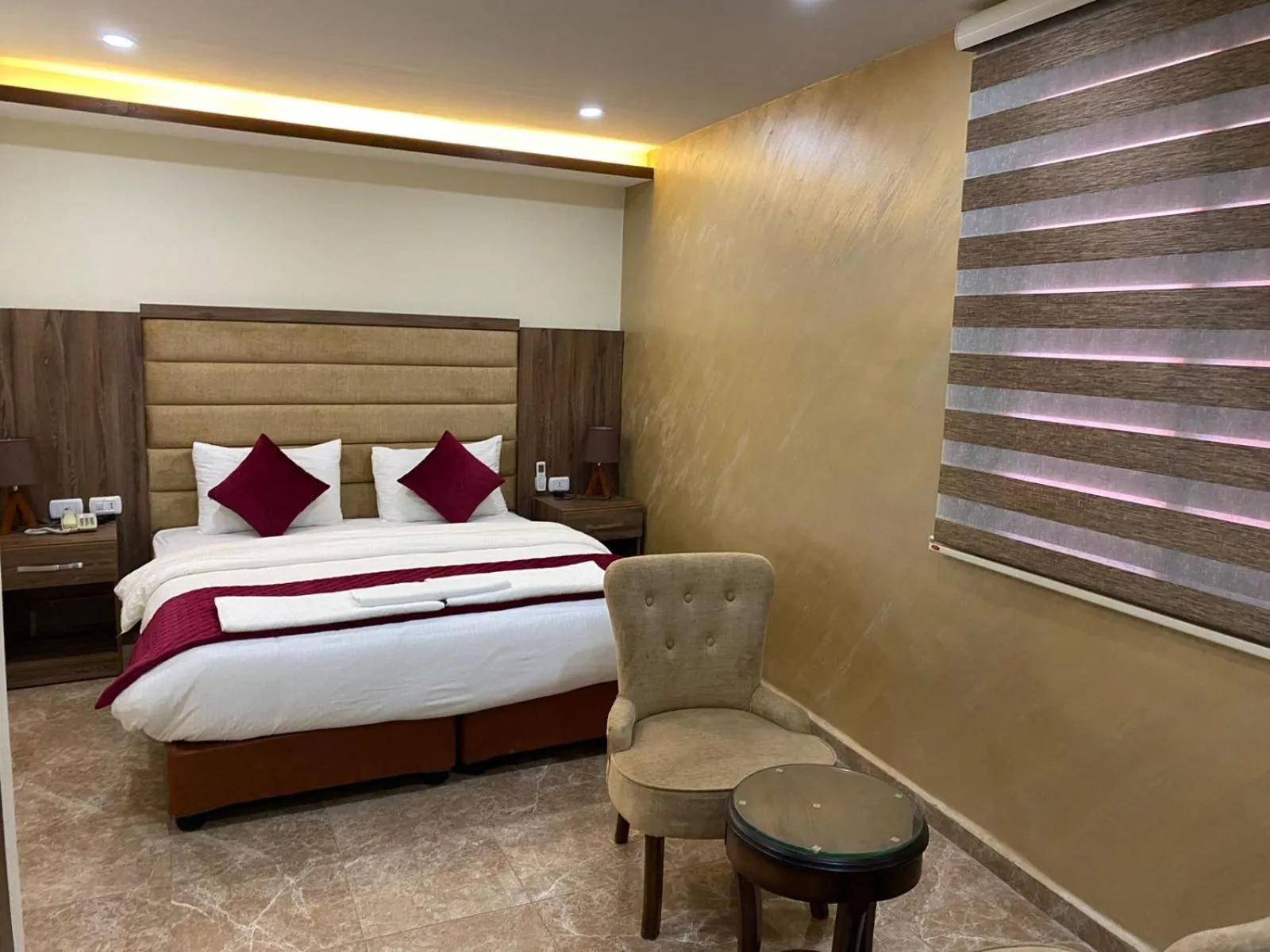 Property building, Bed in Sunset Hotel