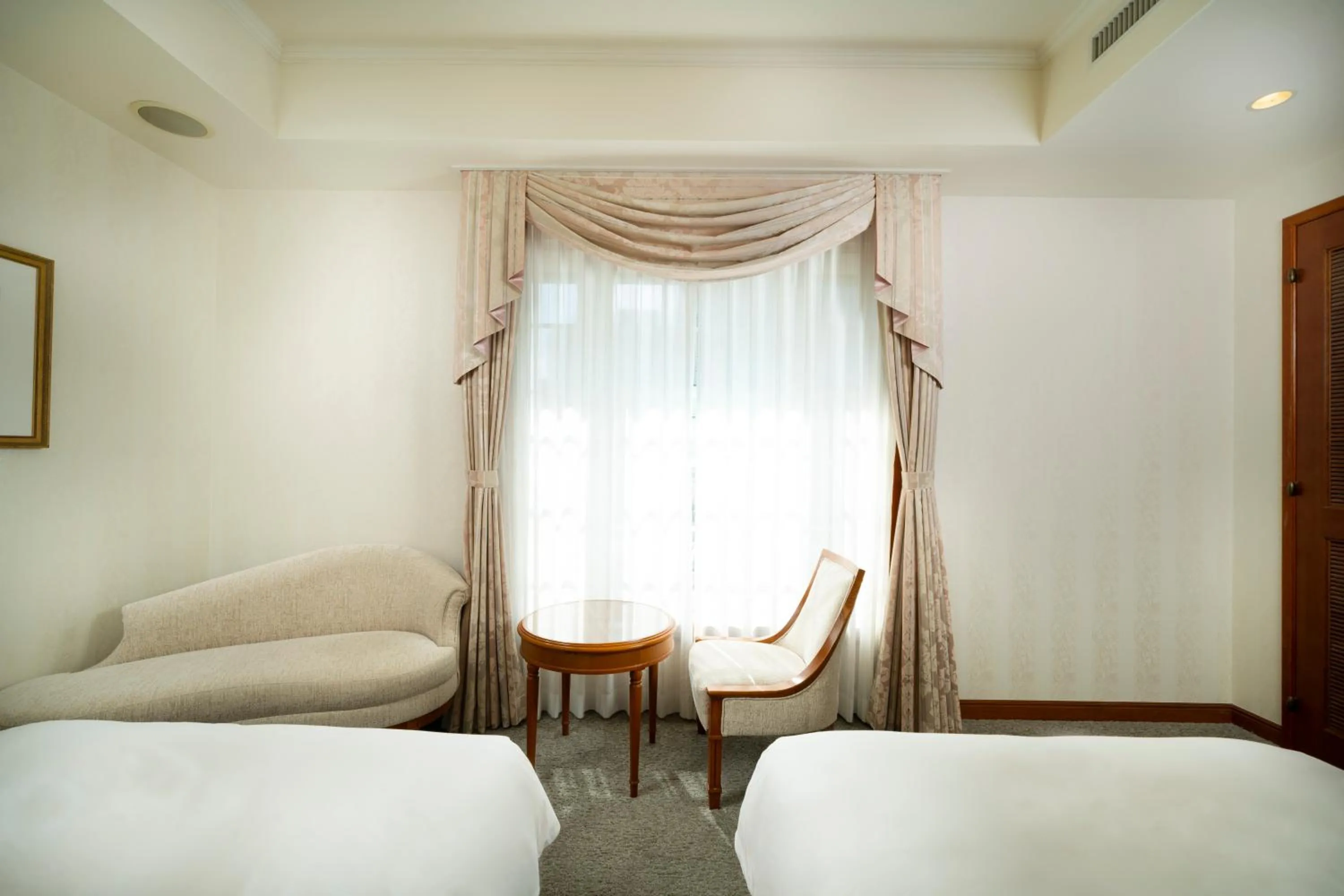 Photo of the whole room, Bed in KOKO HOTEL Osaka Shinsaibashi