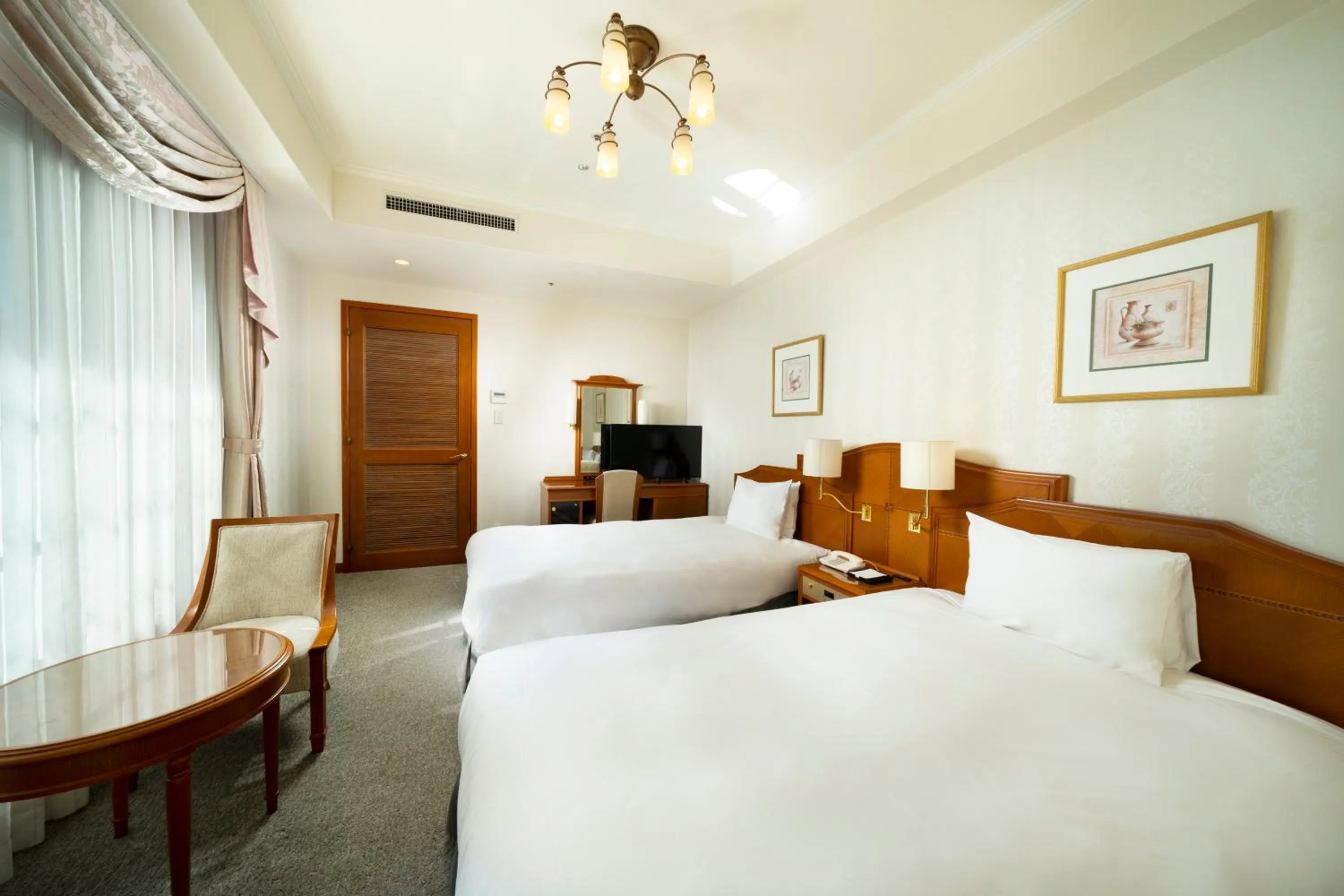 Photo of the whole room, Bed in KOKO HOTEL Osaka Shinsaibashi