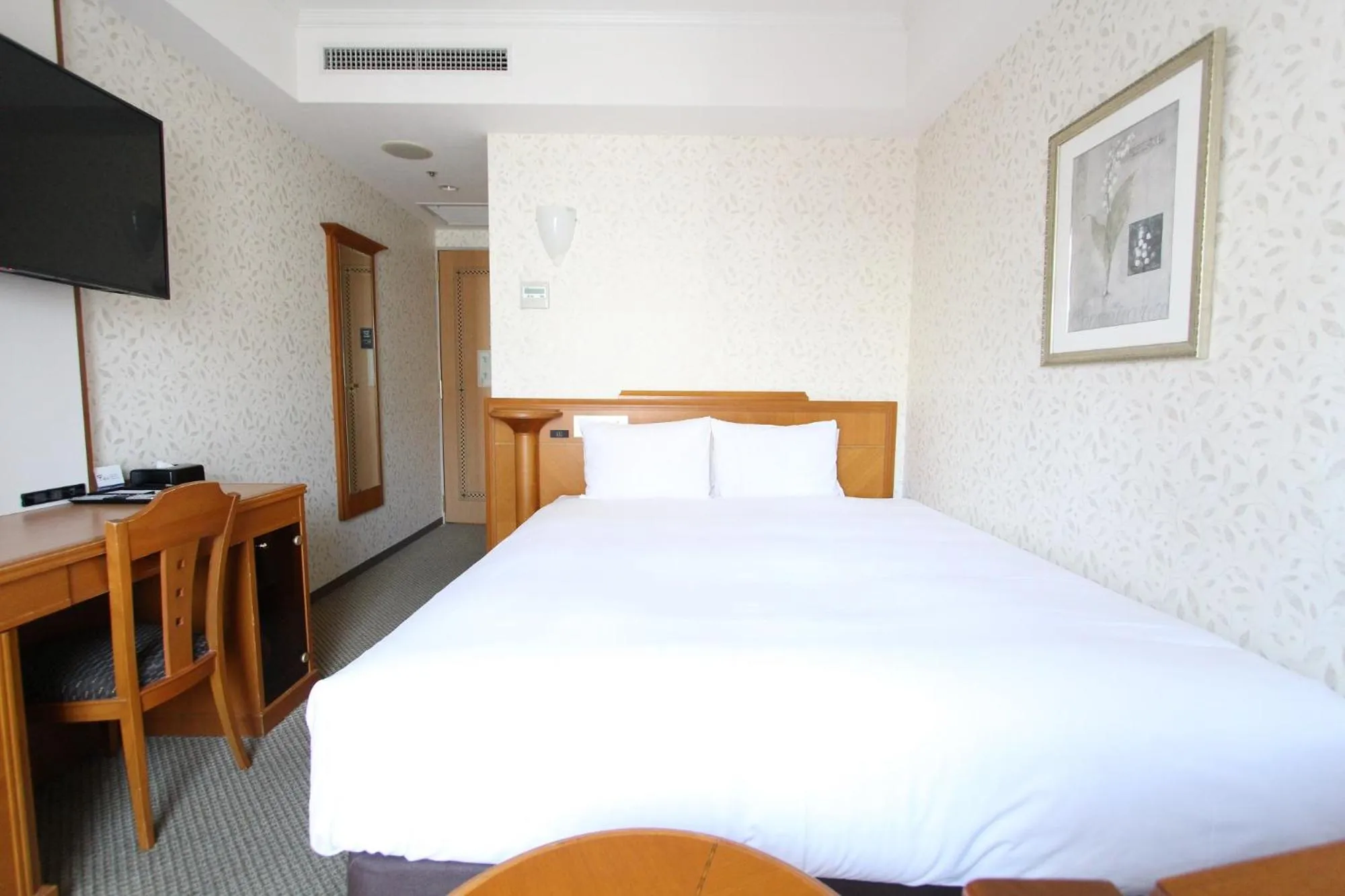 Photo of the whole room, Bed in KOKO HOTEL Osaka Shinsaibashi
