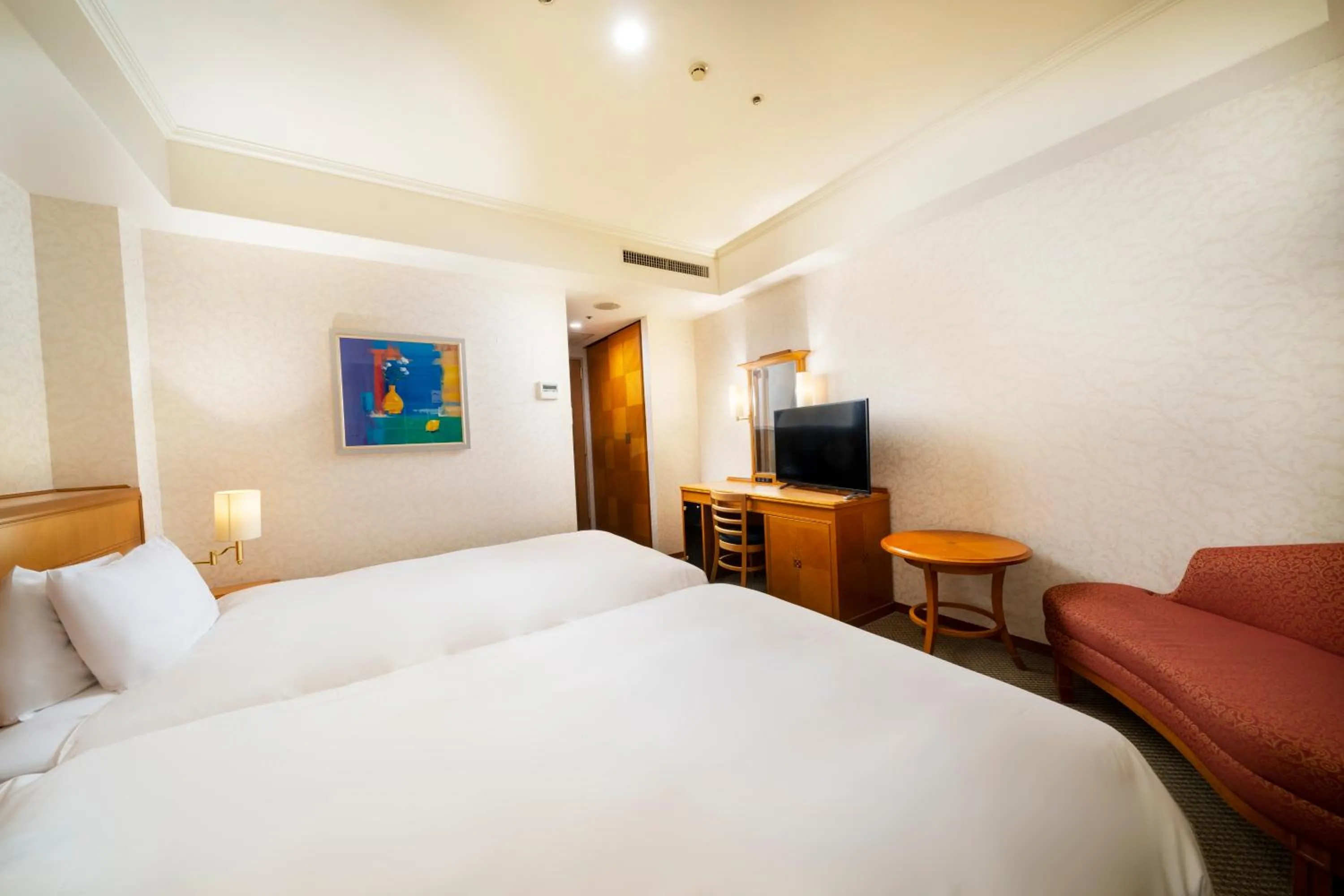 Photo of the whole room, Bed in KOKO HOTEL Osaka Shinsaibashi