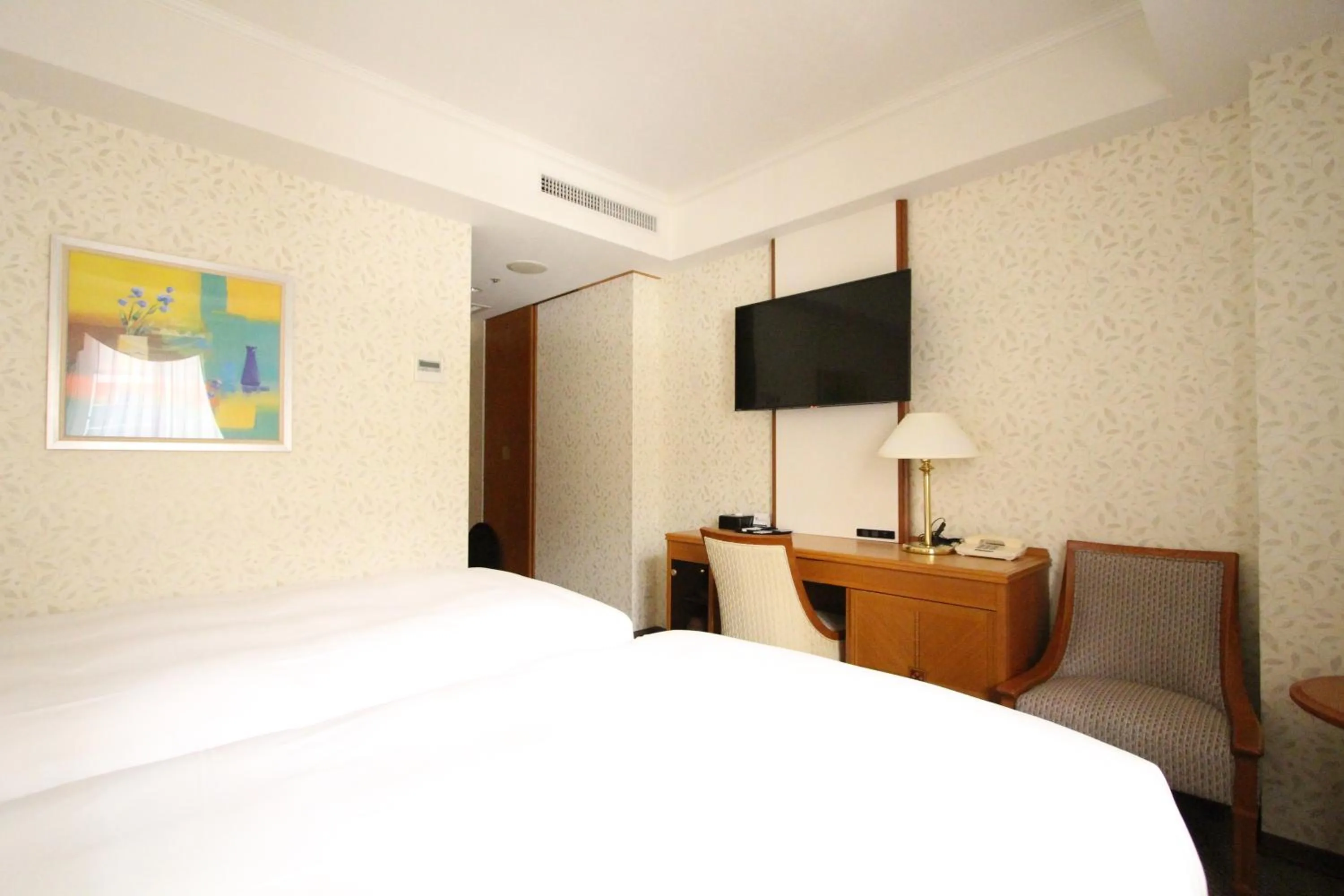 Photo of the whole room, Bed in KOKO HOTEL Osaka Shinsaibashi