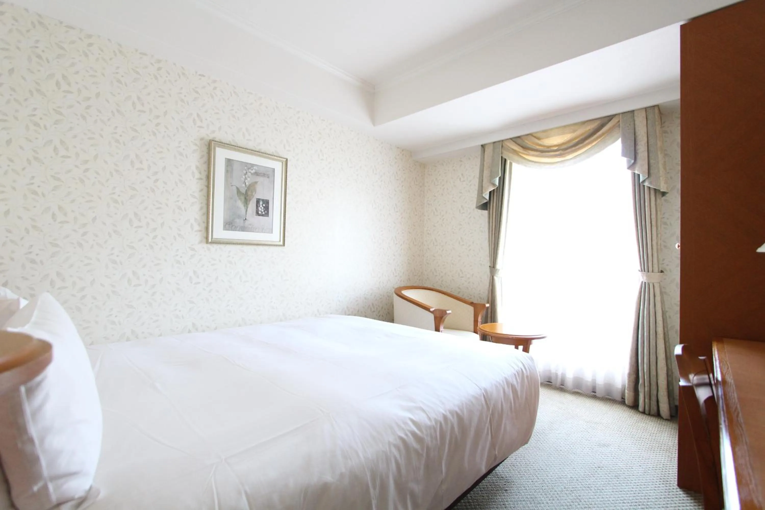 Photo of the whole room, Bed in KOKO HOTEL Osaka Shinsaibashi