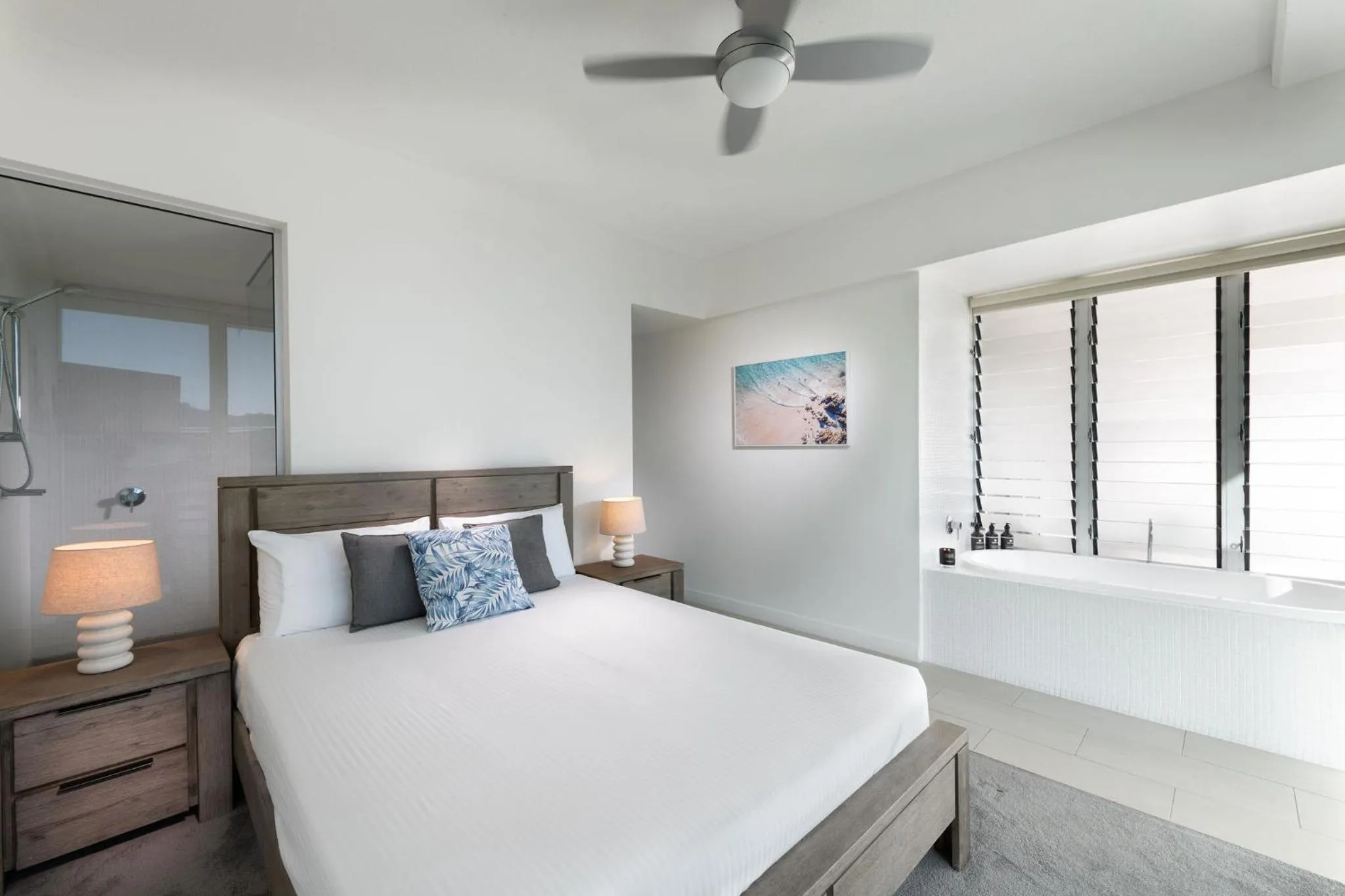 Bathroom, Bed in Grand Mercure Apartments Magnetic Island
