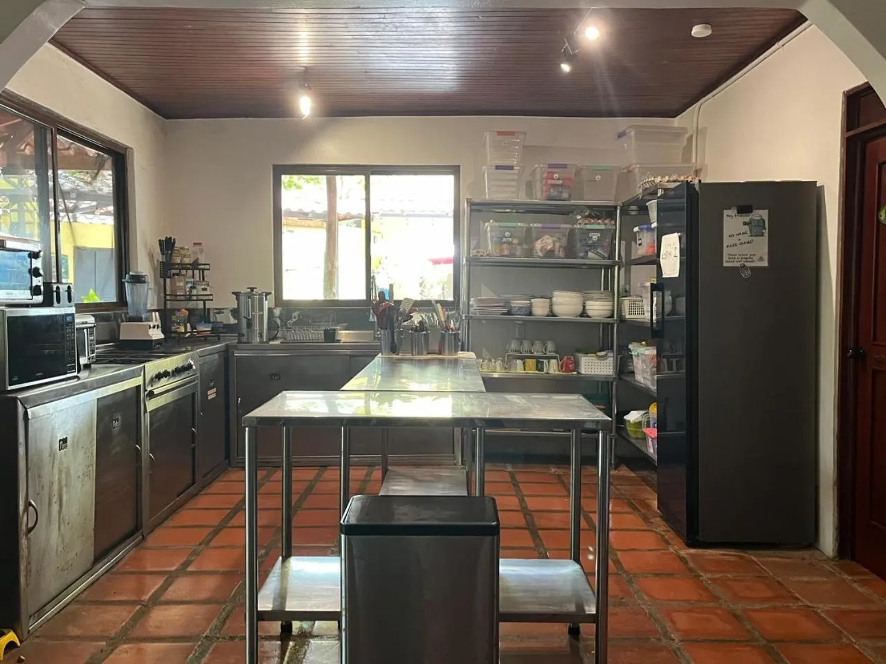 Kitchen or kitchenette in Tamarindo Backpackers