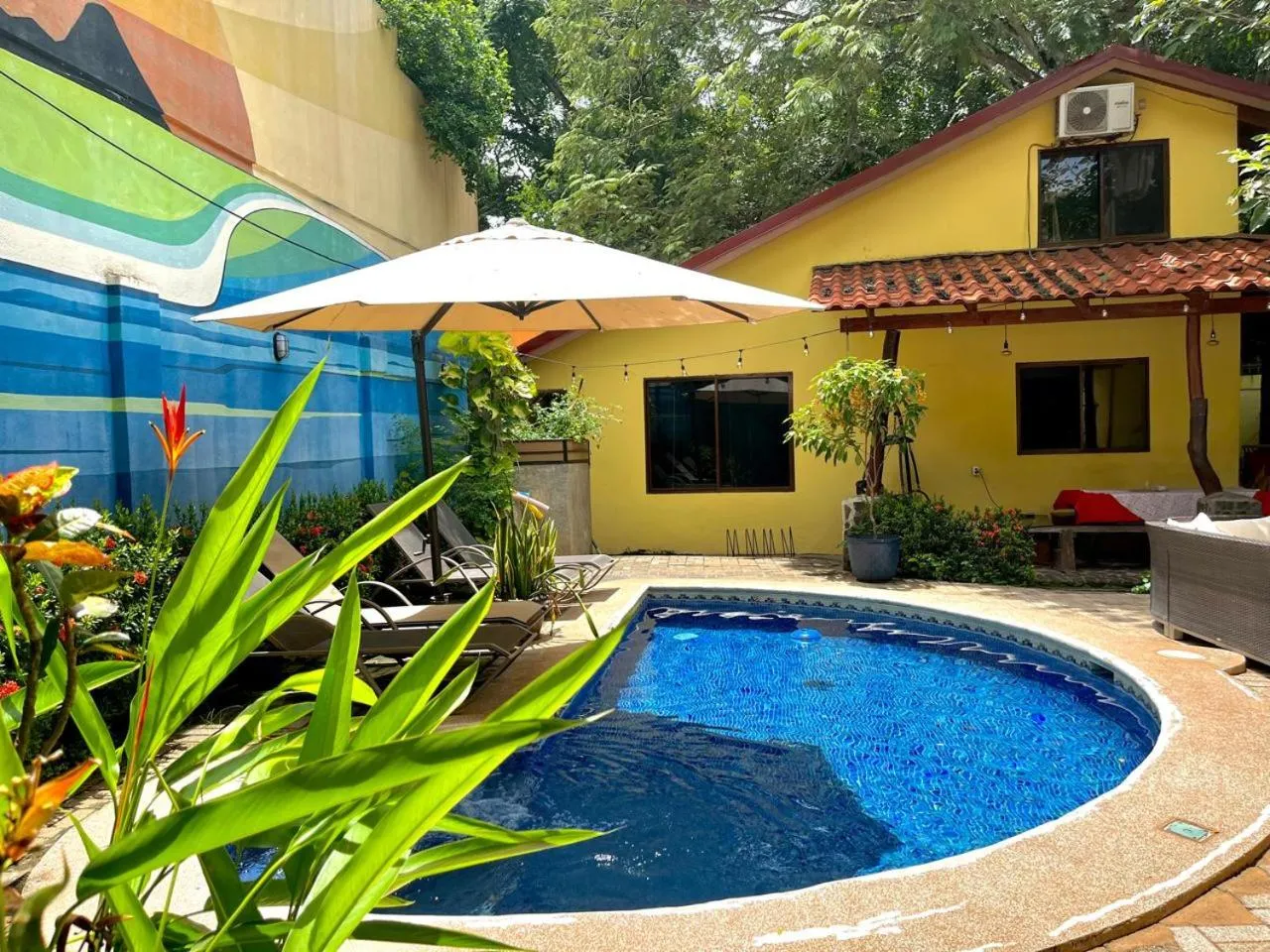 Property building in Tamarindo Backpackers