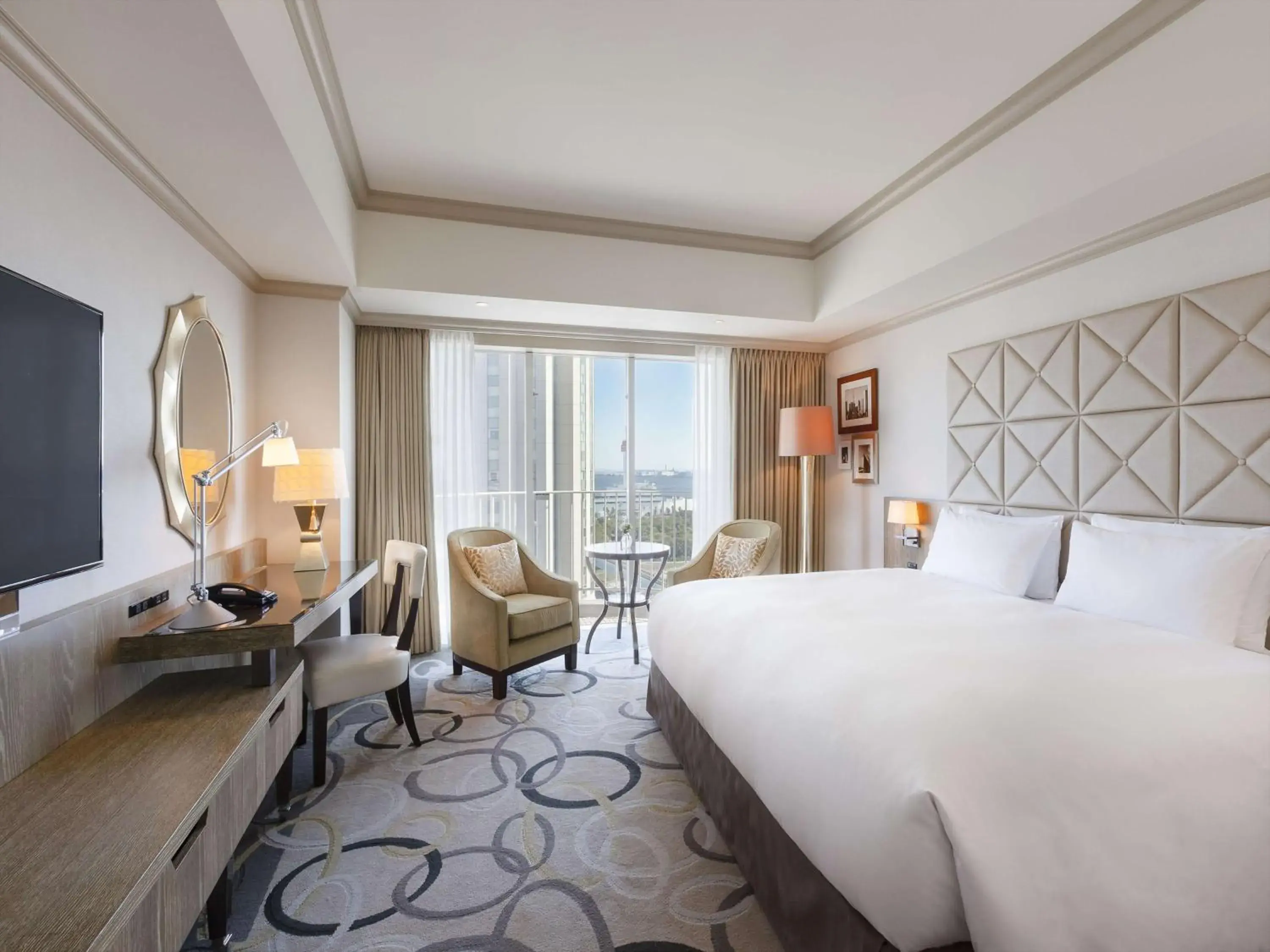 TV and multimedia, Bed in Hilton Tokyo Odaiba TV and multimedia, Bed in Hilton Tokyo Odaiba