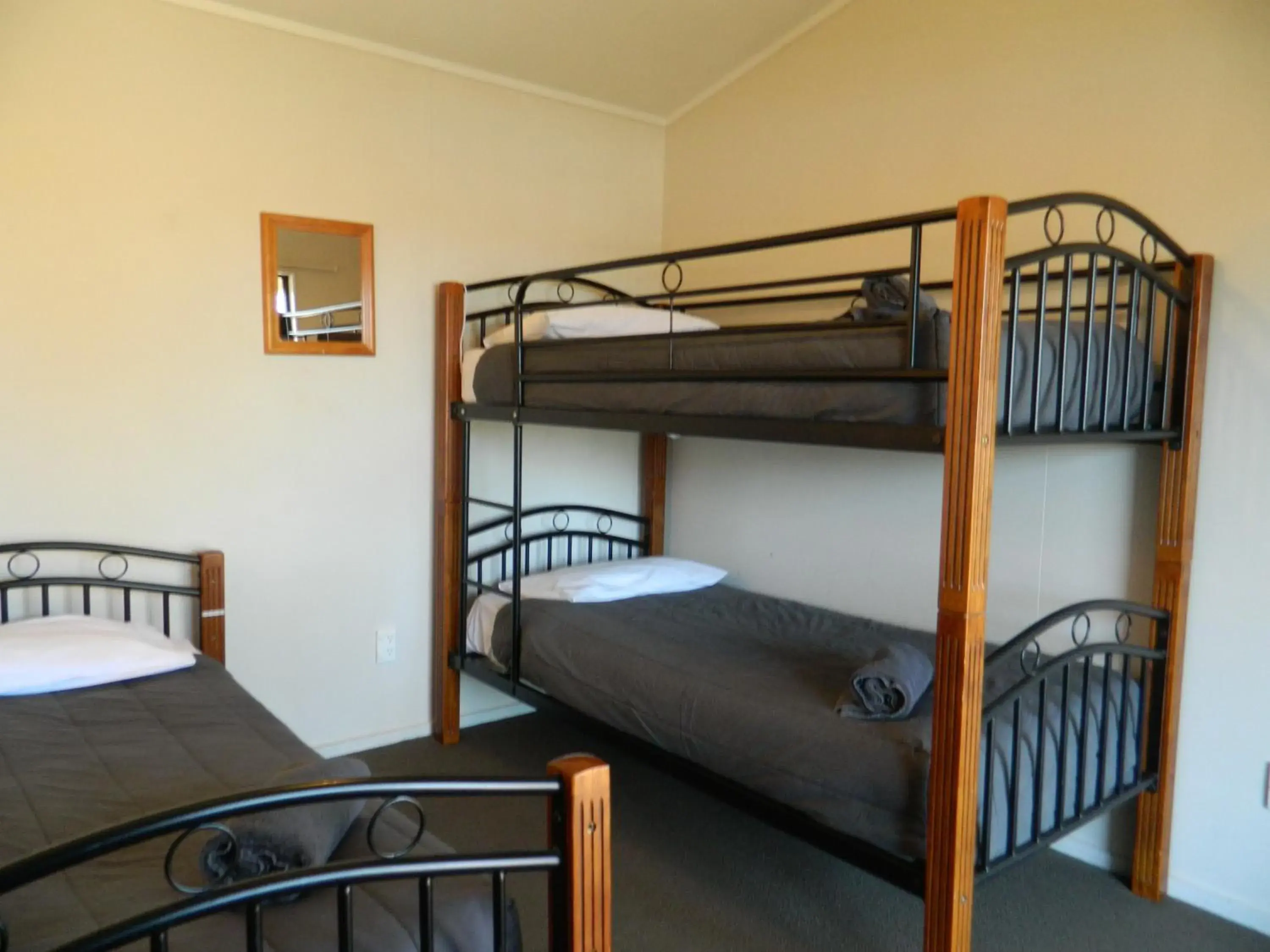 Basic Triple Room with Shared Bathroom in Taupo Debretts Spa Resort Basic Triple Room with Shared Bathroom in Taupo Debretts Spa Resort