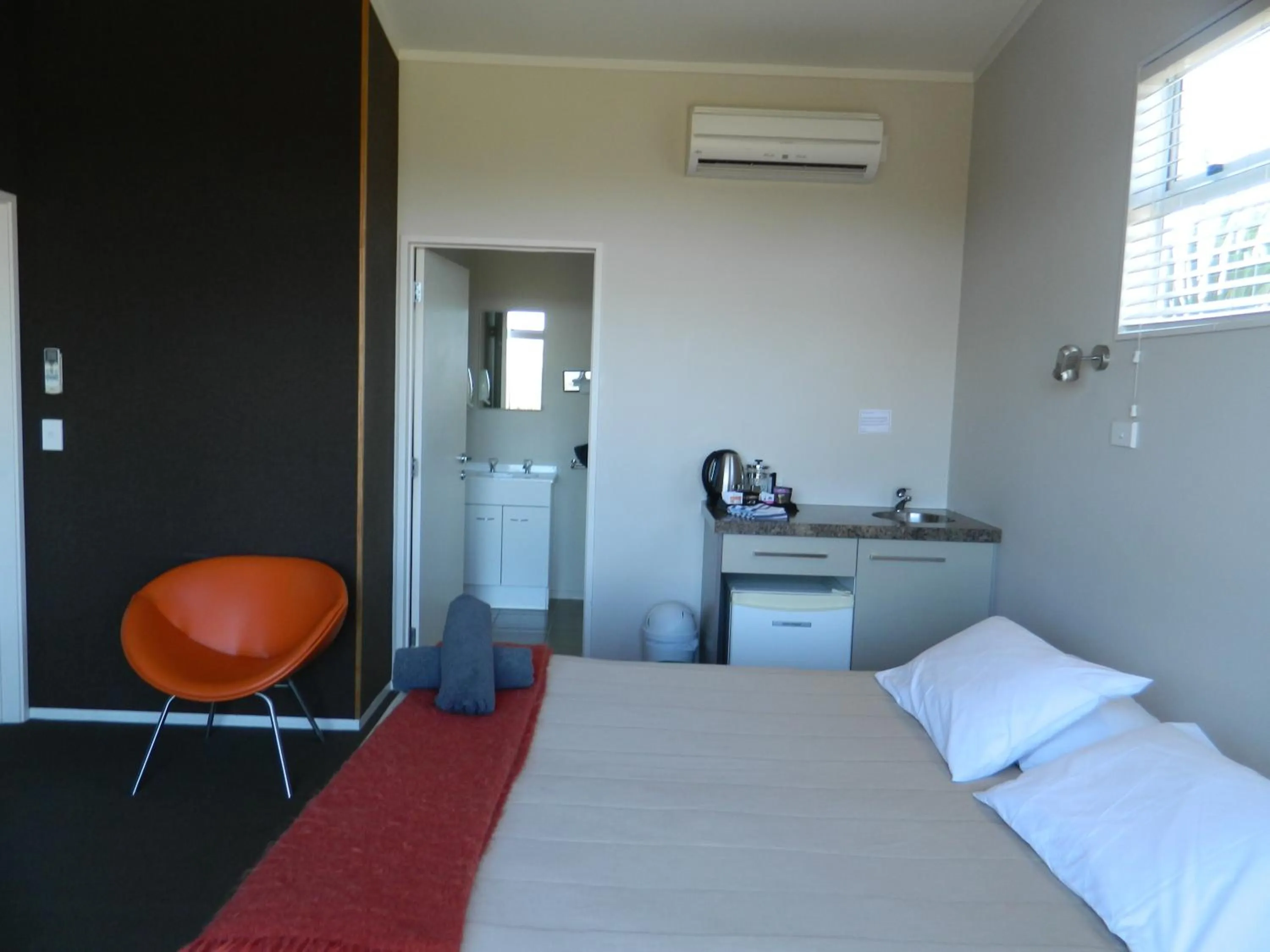 Photo of the whole room, Bed in Taupo Debretts Spa Resort